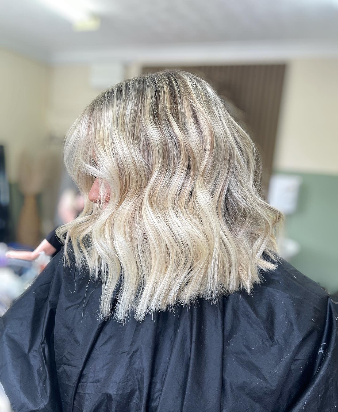 5. Welliger, stumpfer Bob mit eisblondem Balayage (stumpfe Bob-Frisuren)