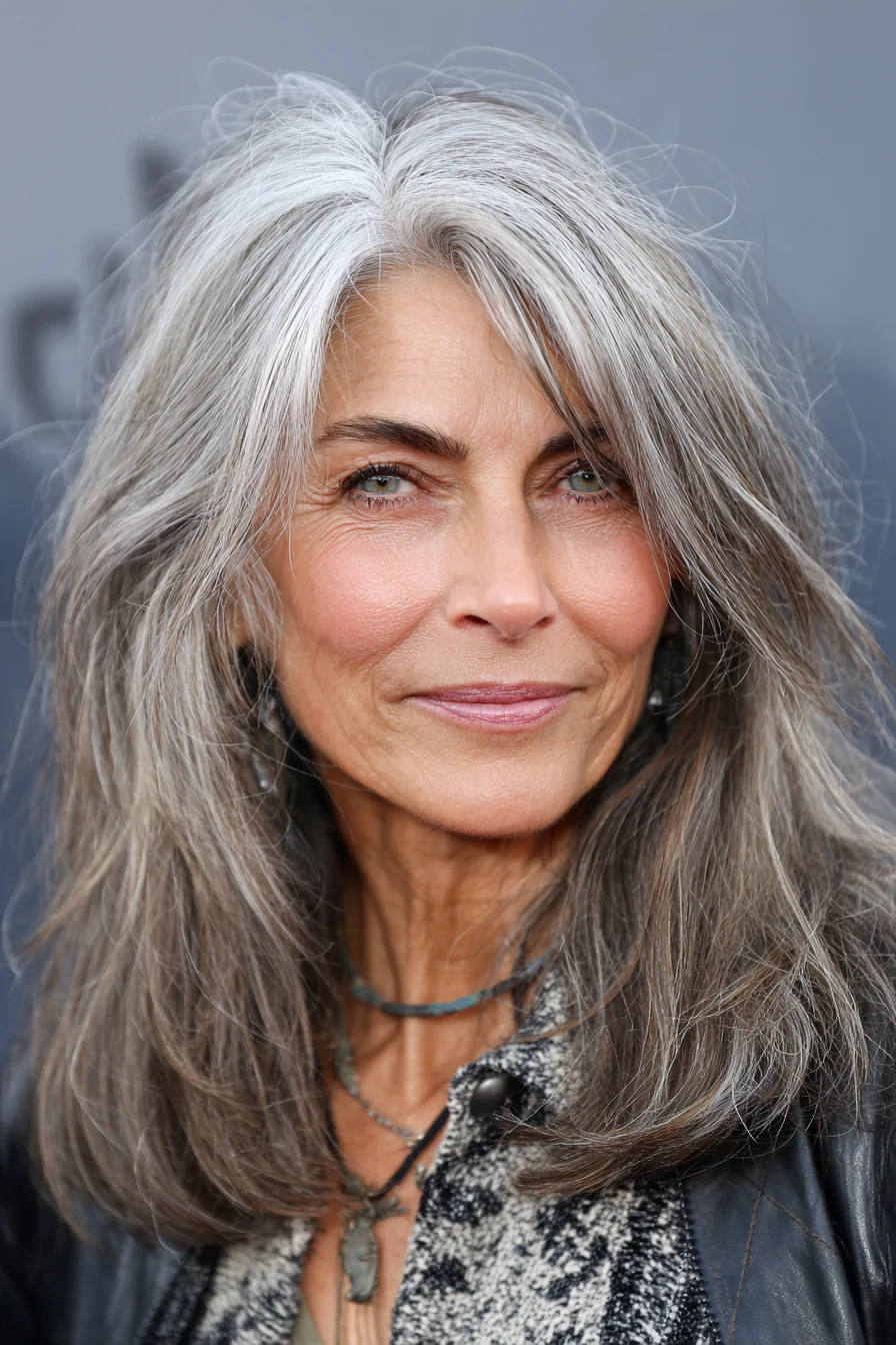 5. Hauchdünne Schichten mit natürlichem Salz und Pfeffer (Lange Frisuren für Frauen über 60) – Lange Frisuren für Frauen über 60