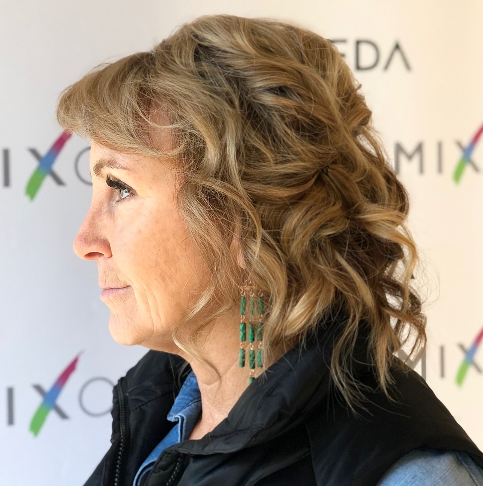 50+ lockige Hochsteckfrisur mit einem Seitenrand