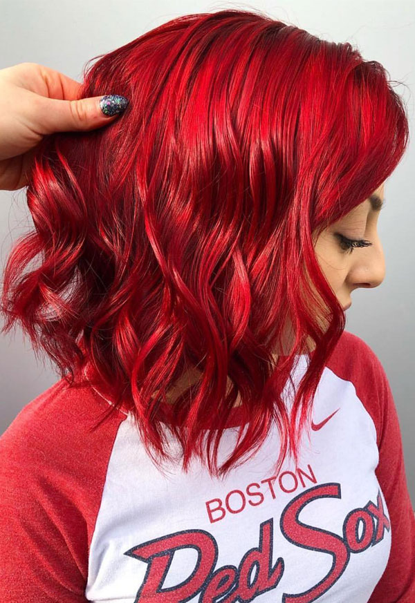 Lebendige scharlachrote wellige Bob, rotes Bob Haar, rote Haarfarbe