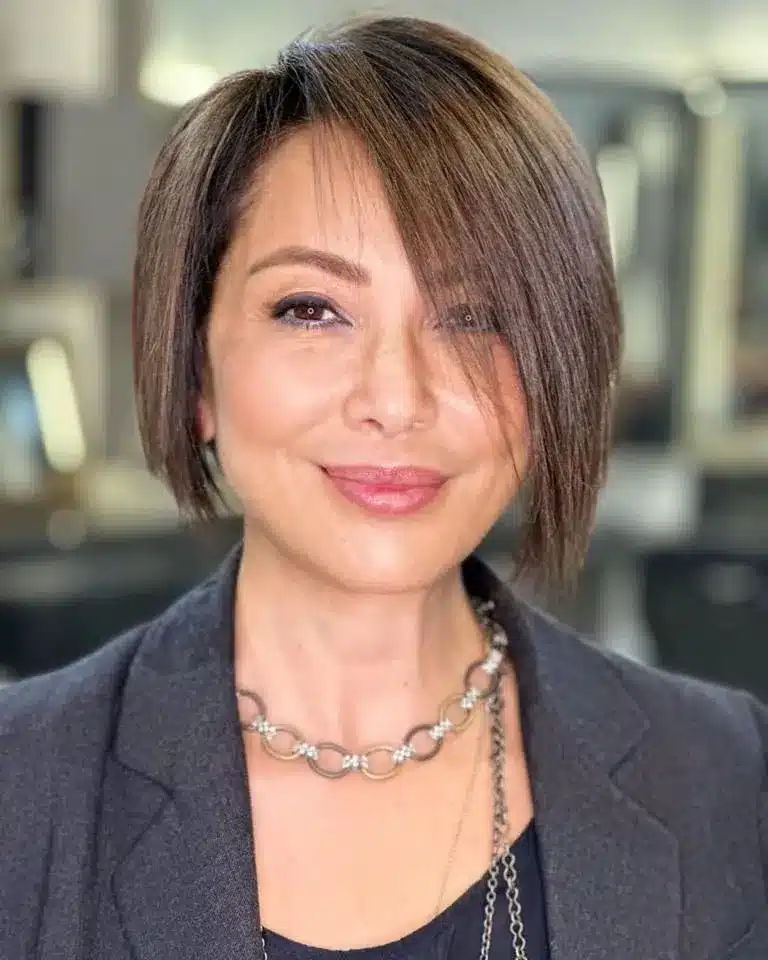Zeitlose Eleganz: 35 schicke kurze Frisuren, um Ihren 40er -Jahre -Look zu erhöhen Asymmetrisch-Short-Haircut-for-Women-Over-40