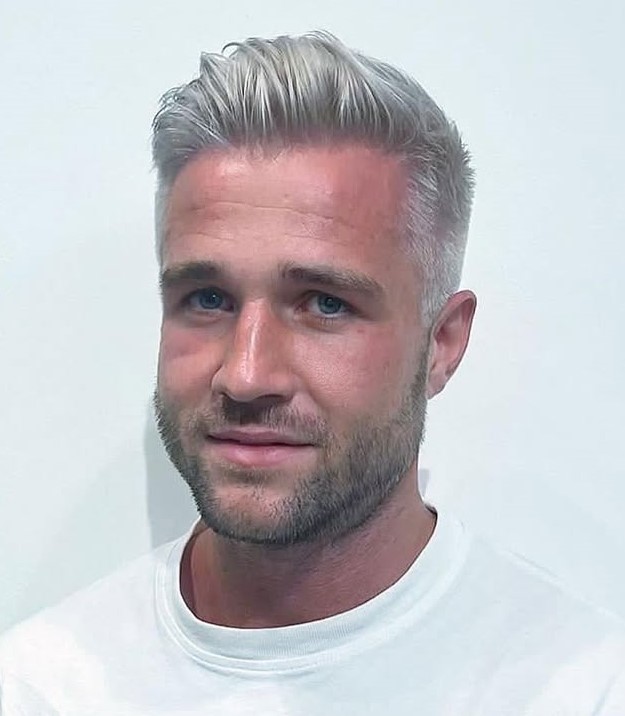 Blonde Quiff für eine längliche Gesichtsform