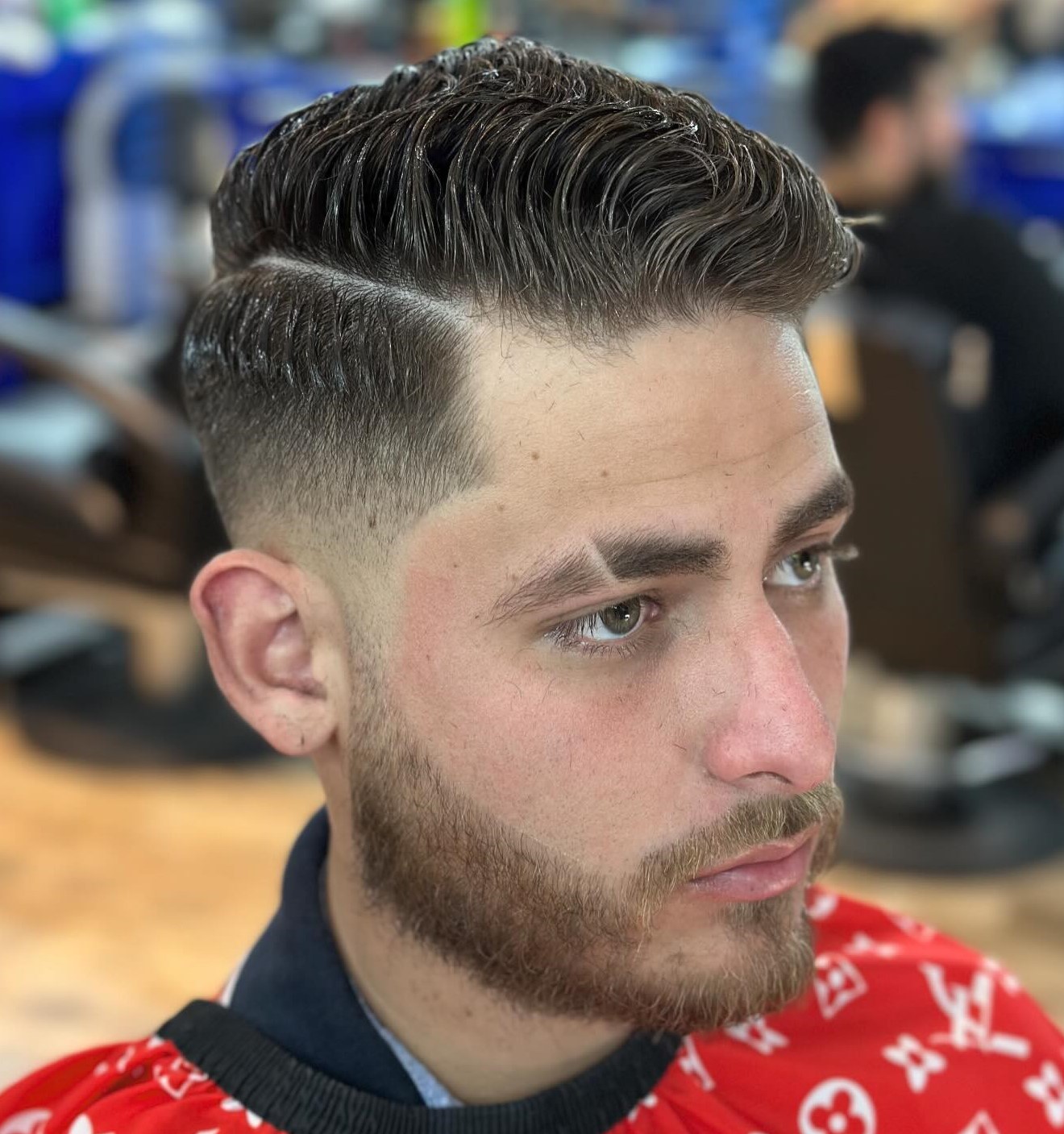 Kämmen Sie mit Mid Fade um