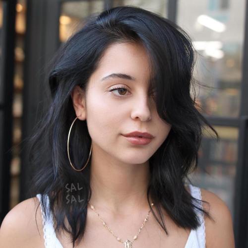 Mittelschichtige Frisur mit seitlichem Pony