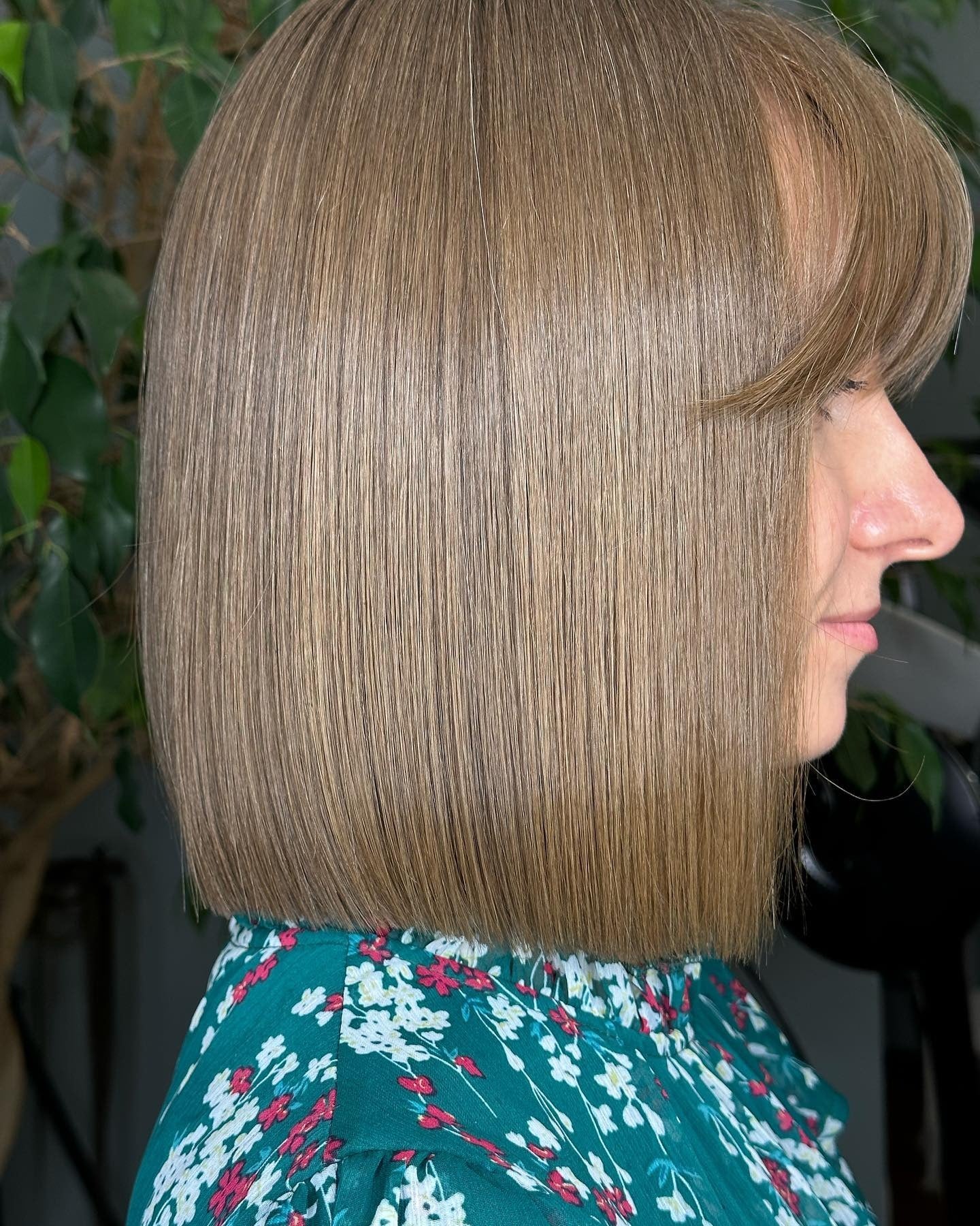 6. Ash Beige Classic Bob mit Fransen (Classic Bob Cut)