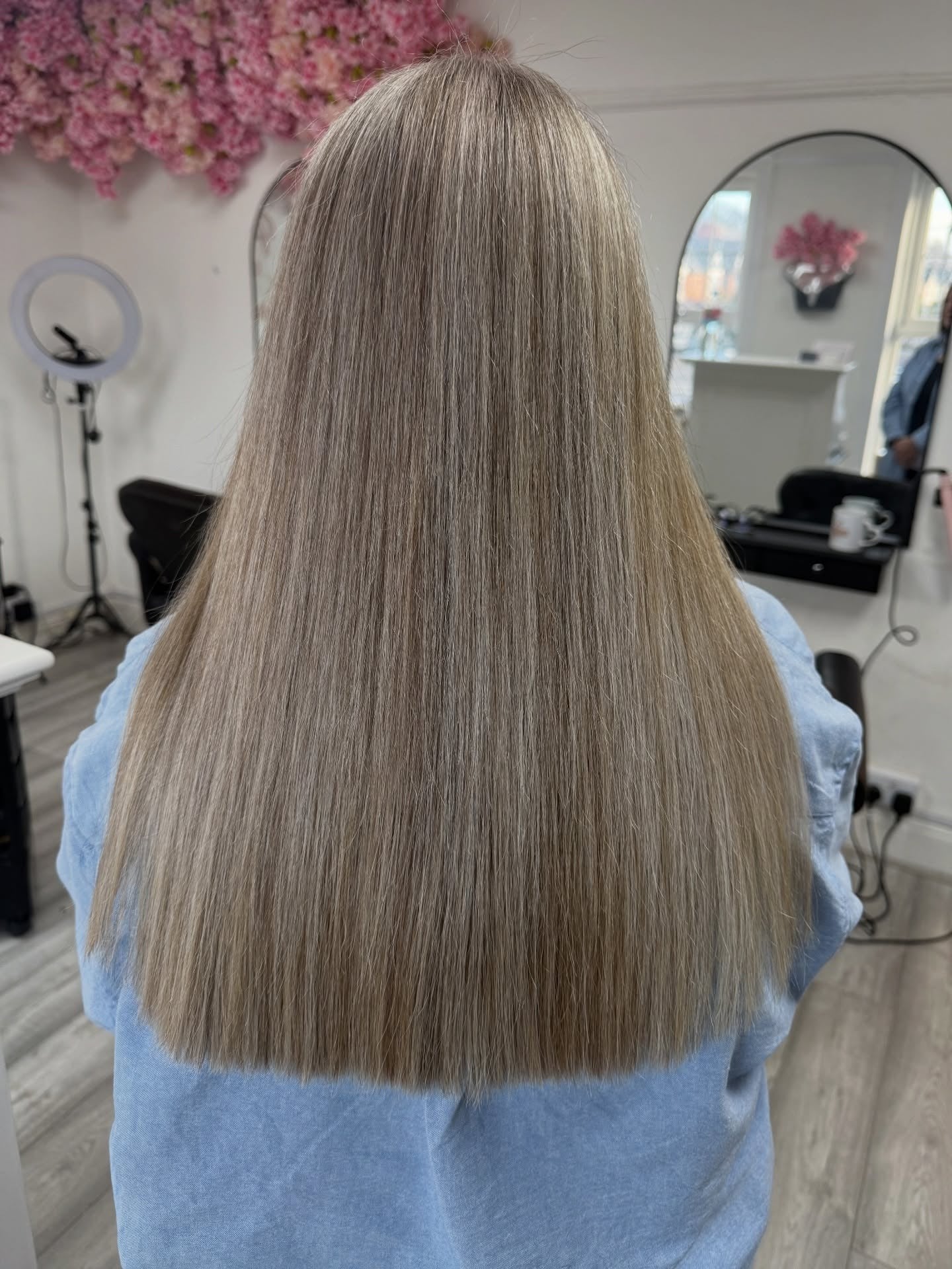 6. Aschblonde Folien-Highlights mit hellem Gesichtsrahmen (Aschblonde Haarfarbe)