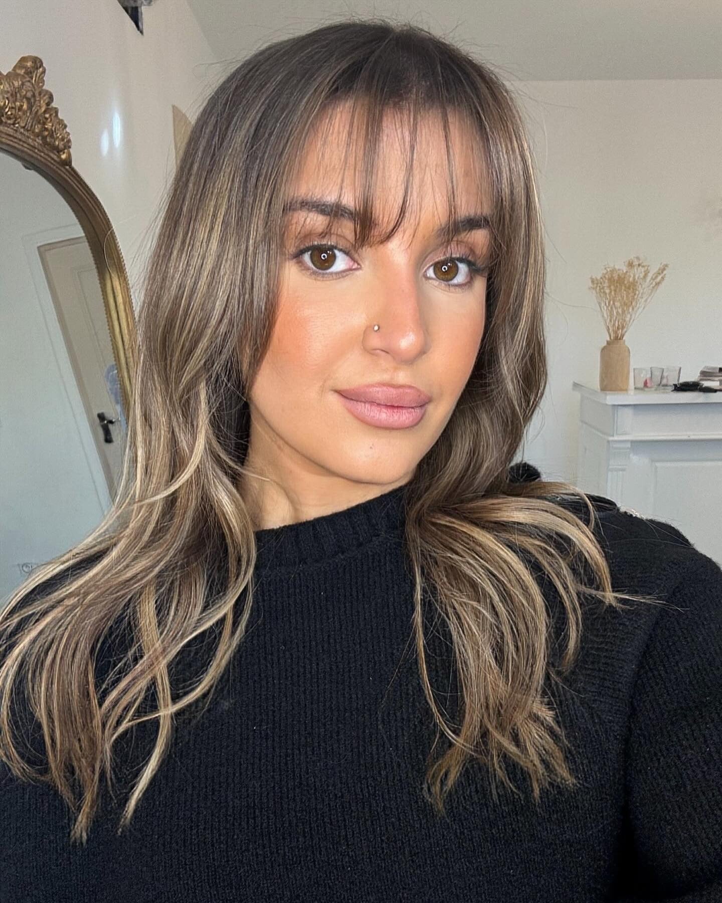 6. Aschebraune Schichten mit durchsichtigen Pony (wellige Haare mit Pony)