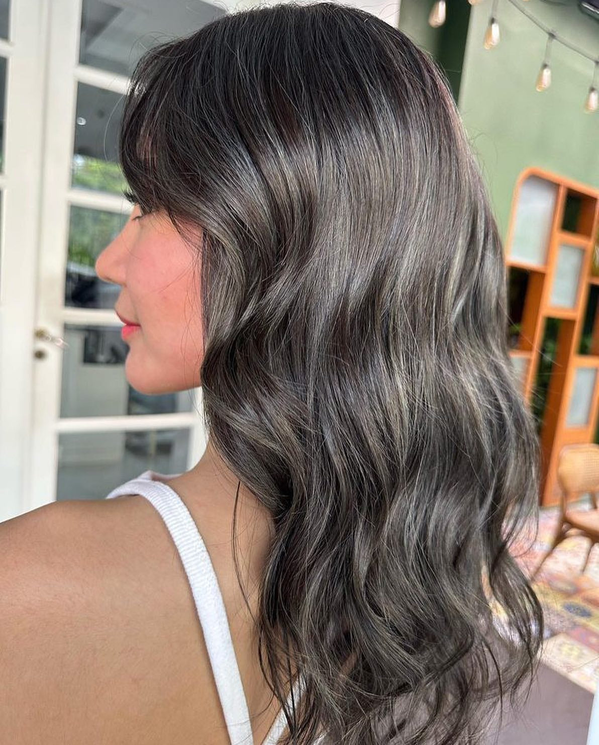 6. Aschebraune Wellen mit natürlichen Glanz (Asche Haarfarbe)