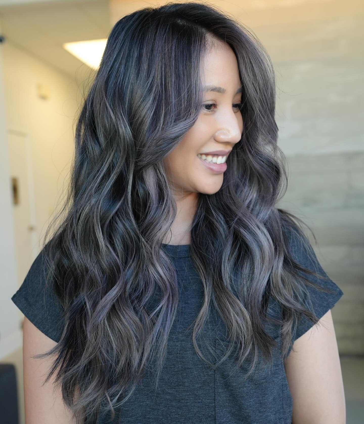 6. Aschegraue Wellen mit kühlem blauem Farbton (graue Haarfarbe)