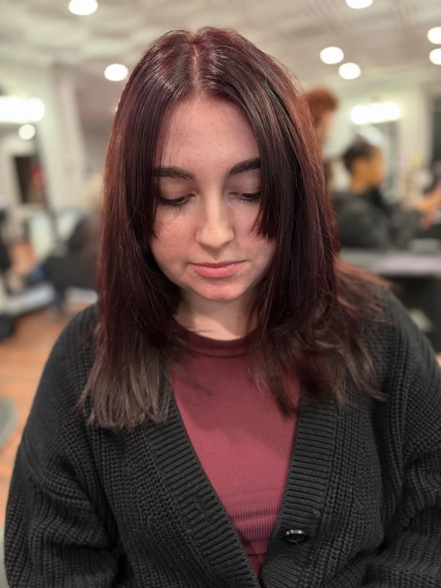 6. Black Cherry-Schnitt mit hellen Schichten (Black Cherry-Haarfarbe)