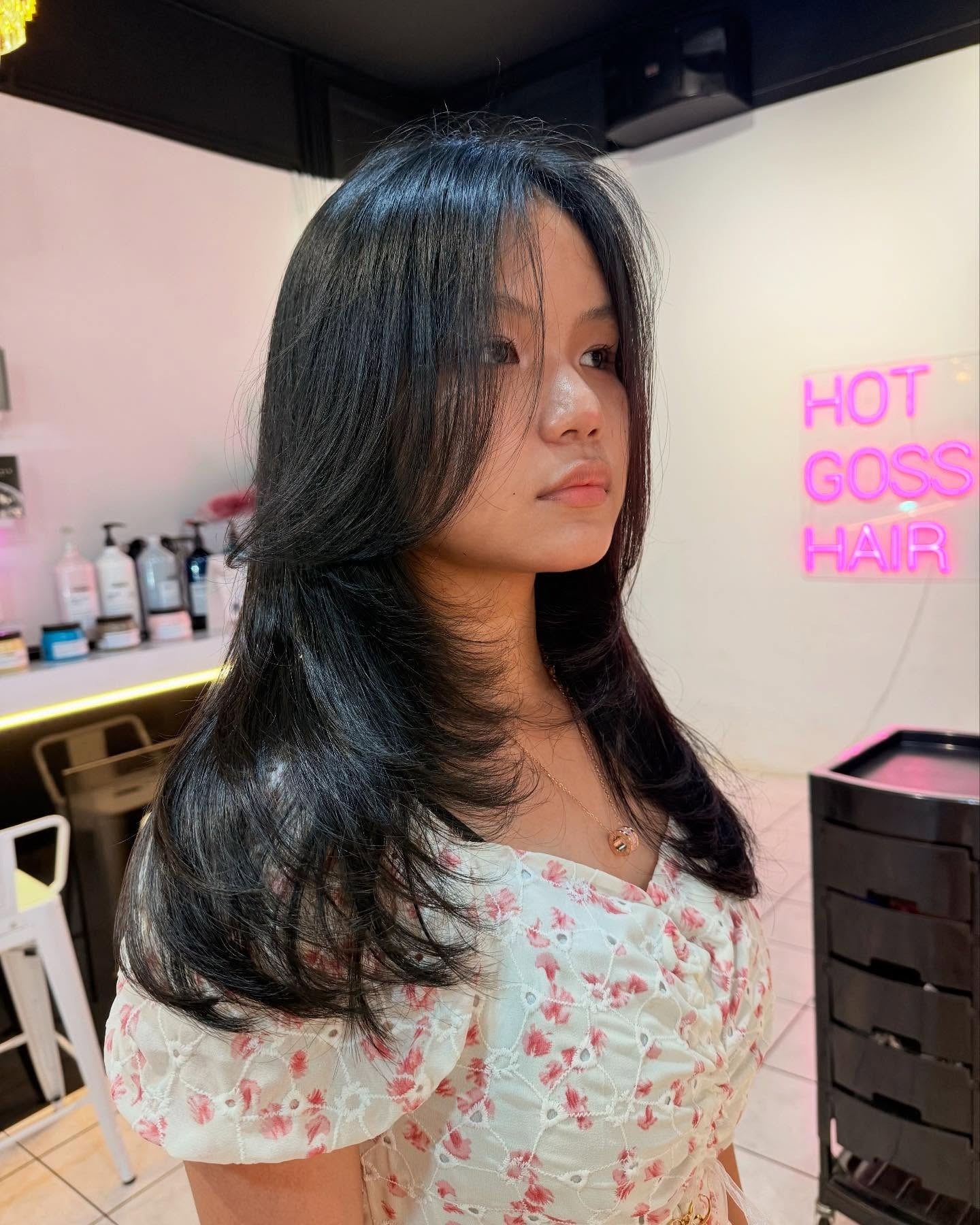 6. Schwarz mit wispy Vorhangrand und geschichteten Enden (Gesichtshaarschnitte)