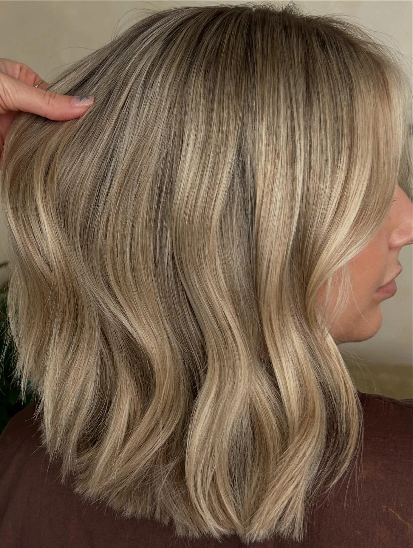 6. Gemischter mittlerer Bob mit neutralen blonden Highlights (mittlere Bob-Frisuren)