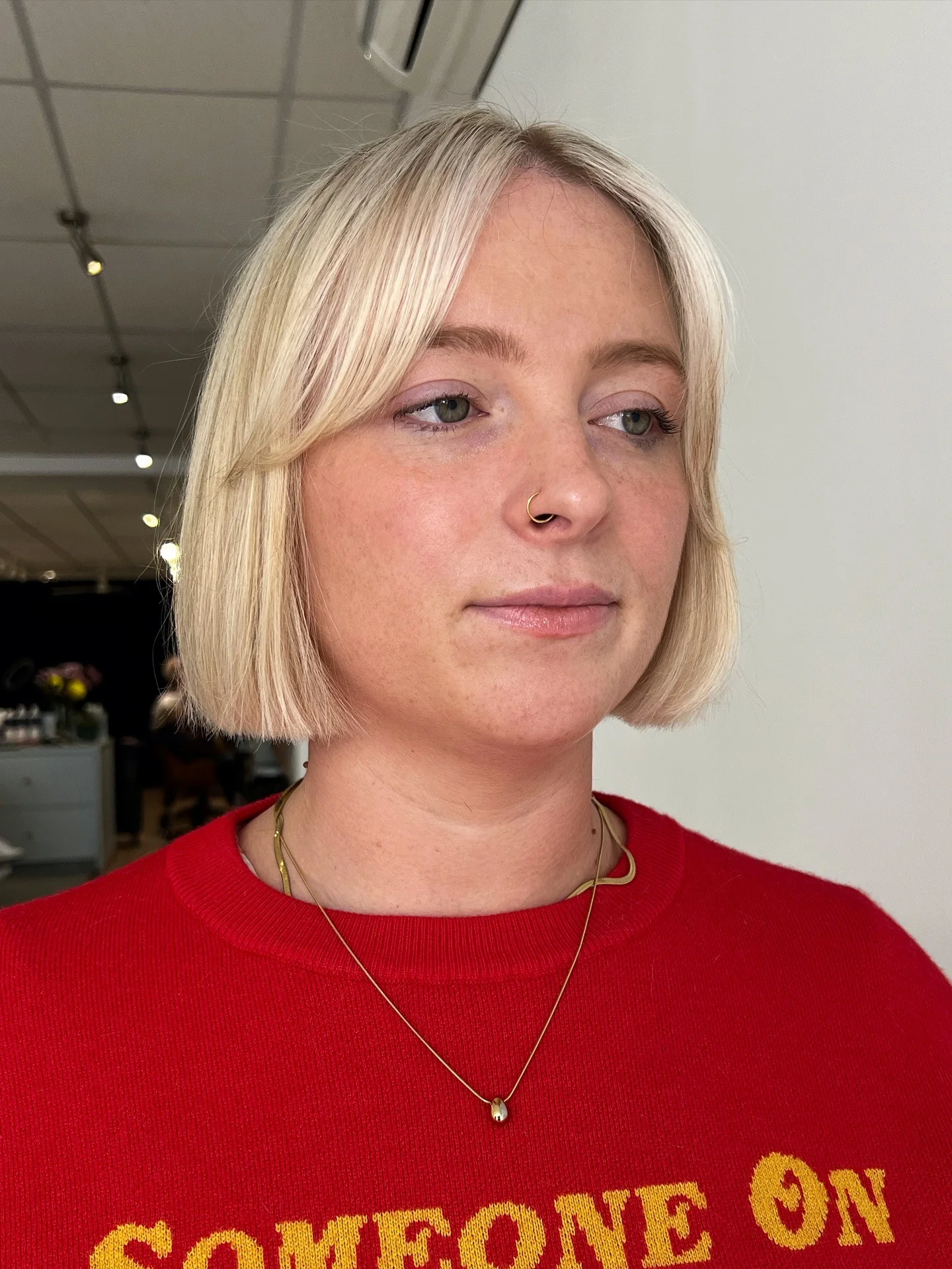 6. Stumpfer cremeblonder Bob mit hellem Pony (Bob-Frisuren)