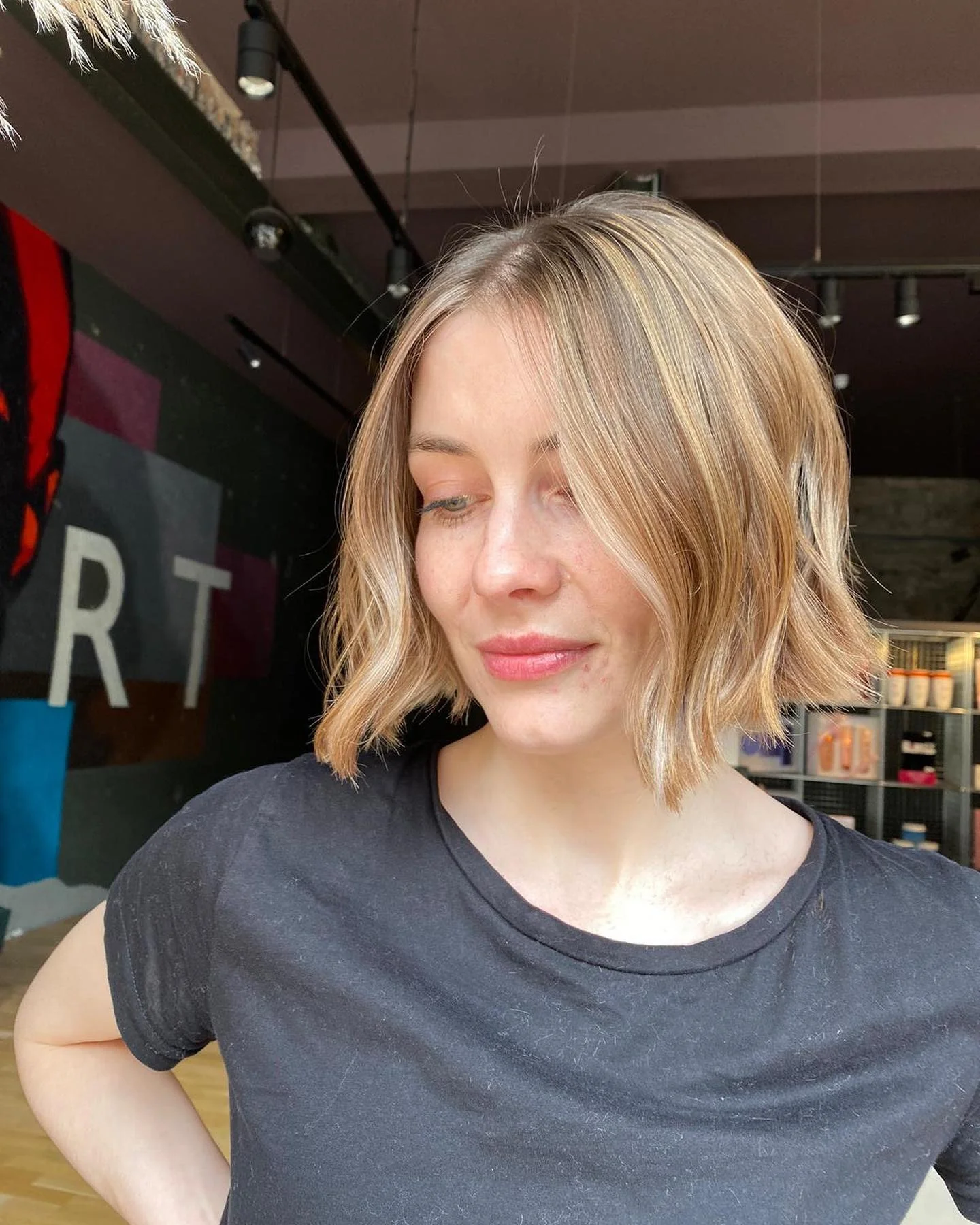 6. Stumpfer französischer Bob in sanftem Honigblond (französisches Bob-Haar)