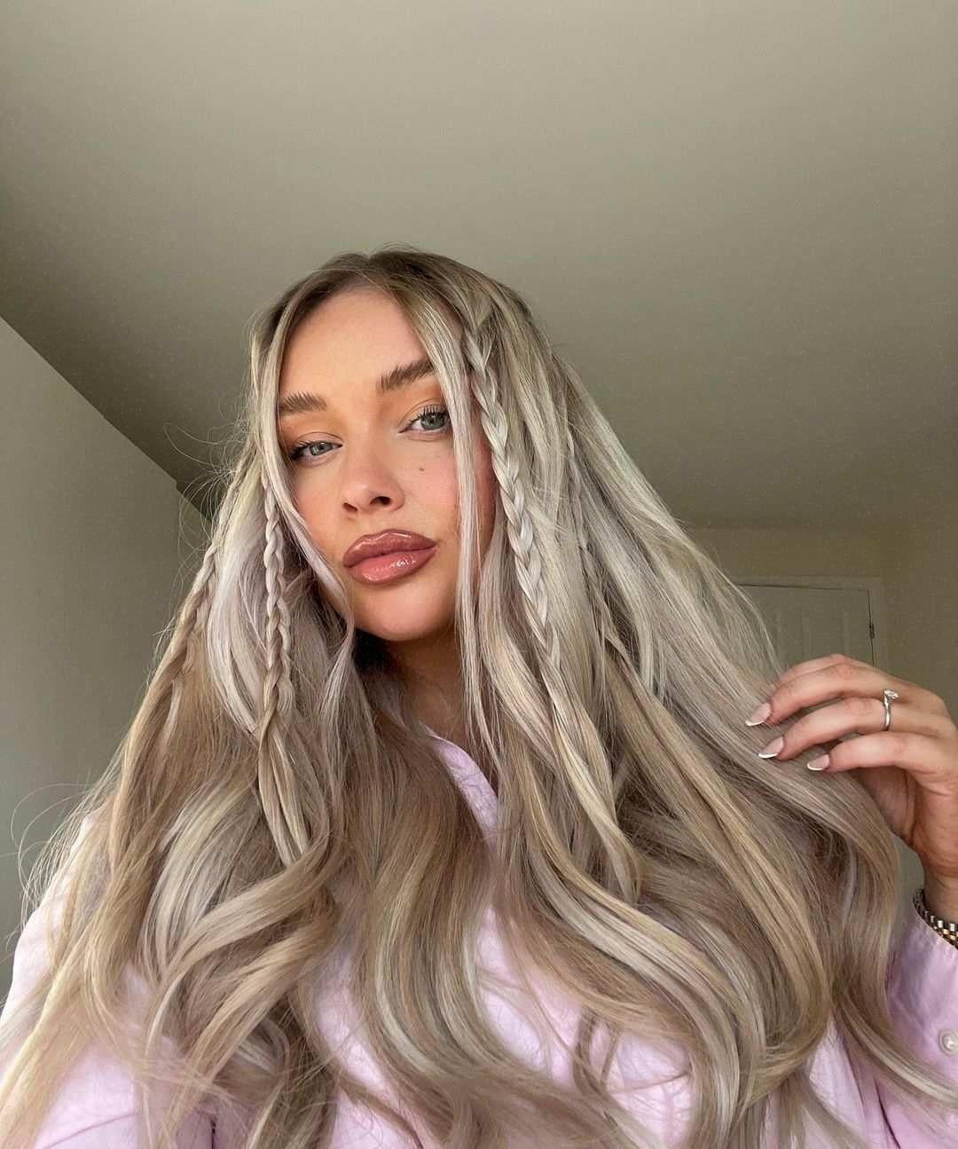 6. Boho Mini -Zöpfe auf aschblonden Wellen (Sommerfrisuren)