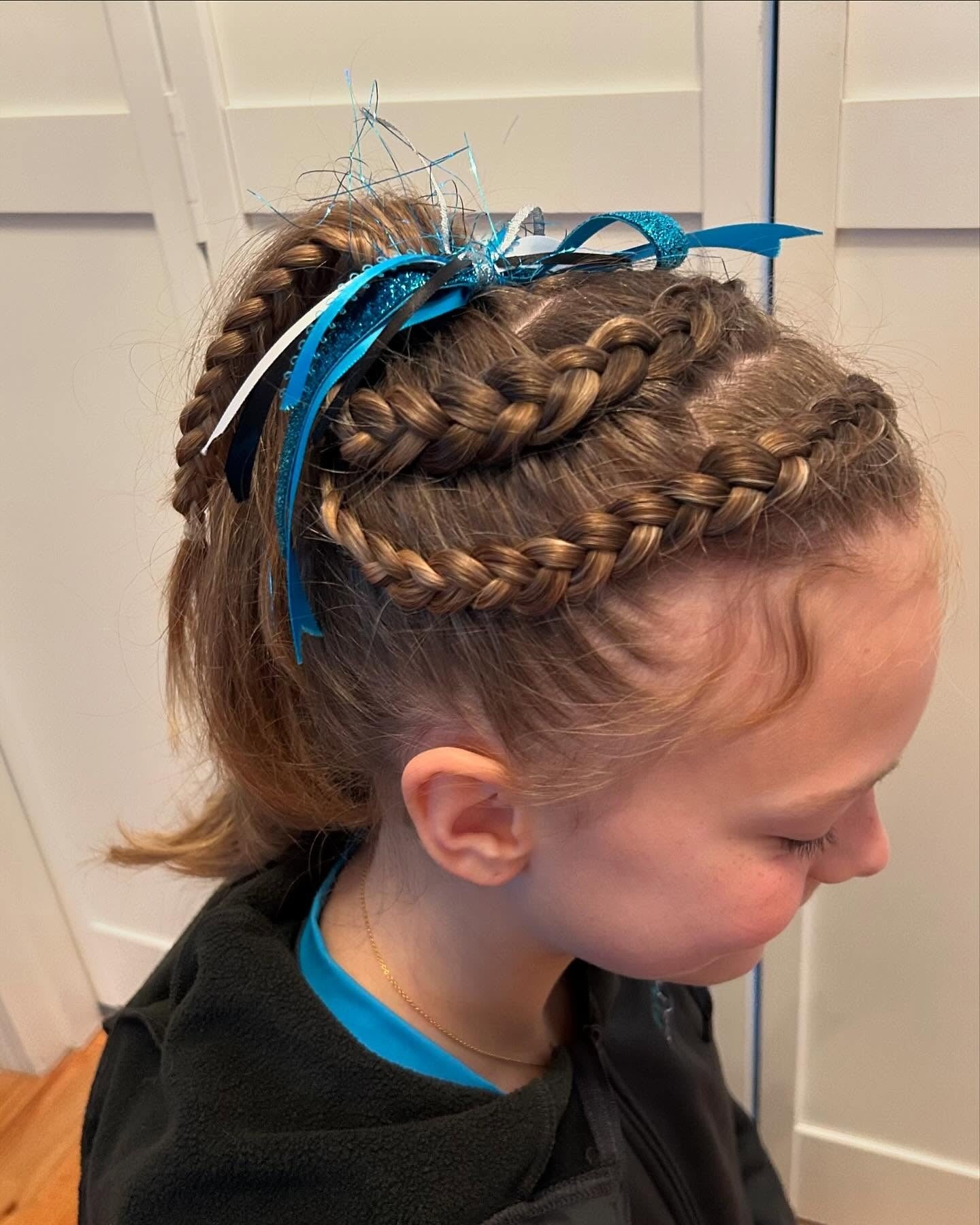 6. geflochtenes Pferdeschwanz mit Bändern auf hellbraunem Haar (Volleyball -Frisuren)