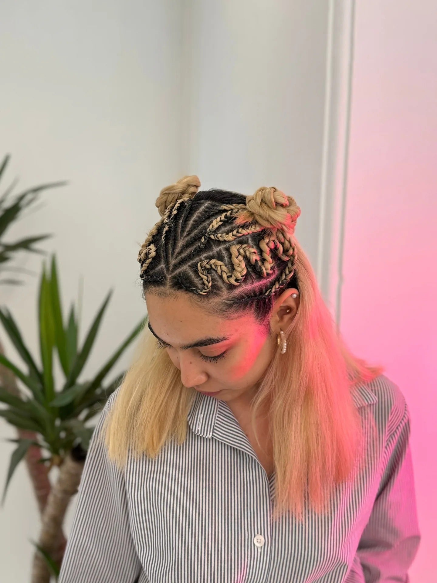 6. geflochtene Raumbrötchen mit Kontrastwurzeln (geflochtene Frisuren)