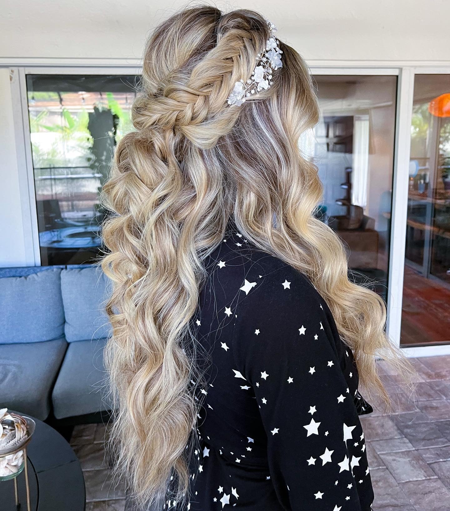 6. Geflochtene, voluminöse Halbhochsteckfrisur mit Platin-Highlights (Boho-Frisuren)