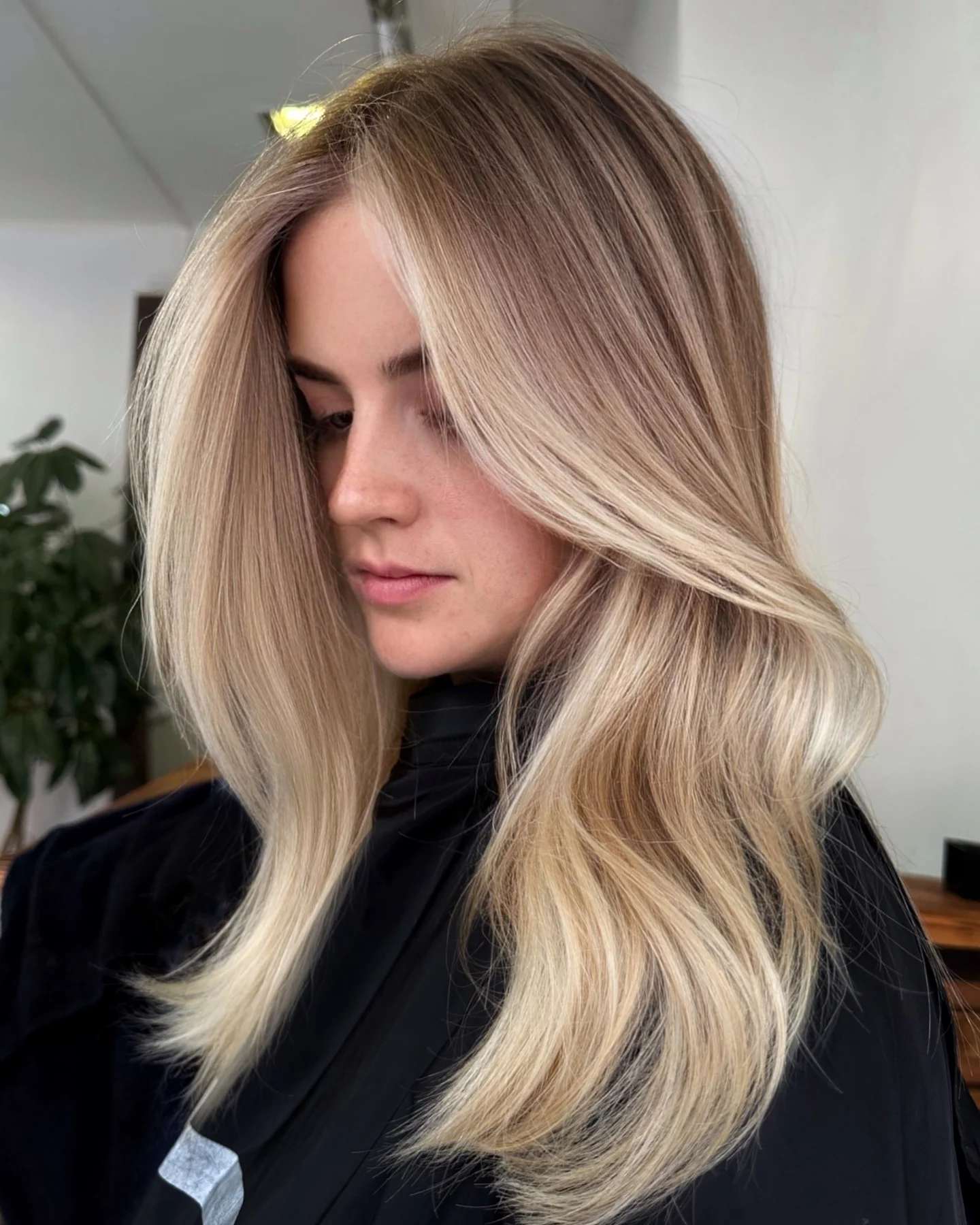 6. Helles Vanilleblond-Balayage mit glattem, geschwungenem Blowout (Balayage-Haarfarben)