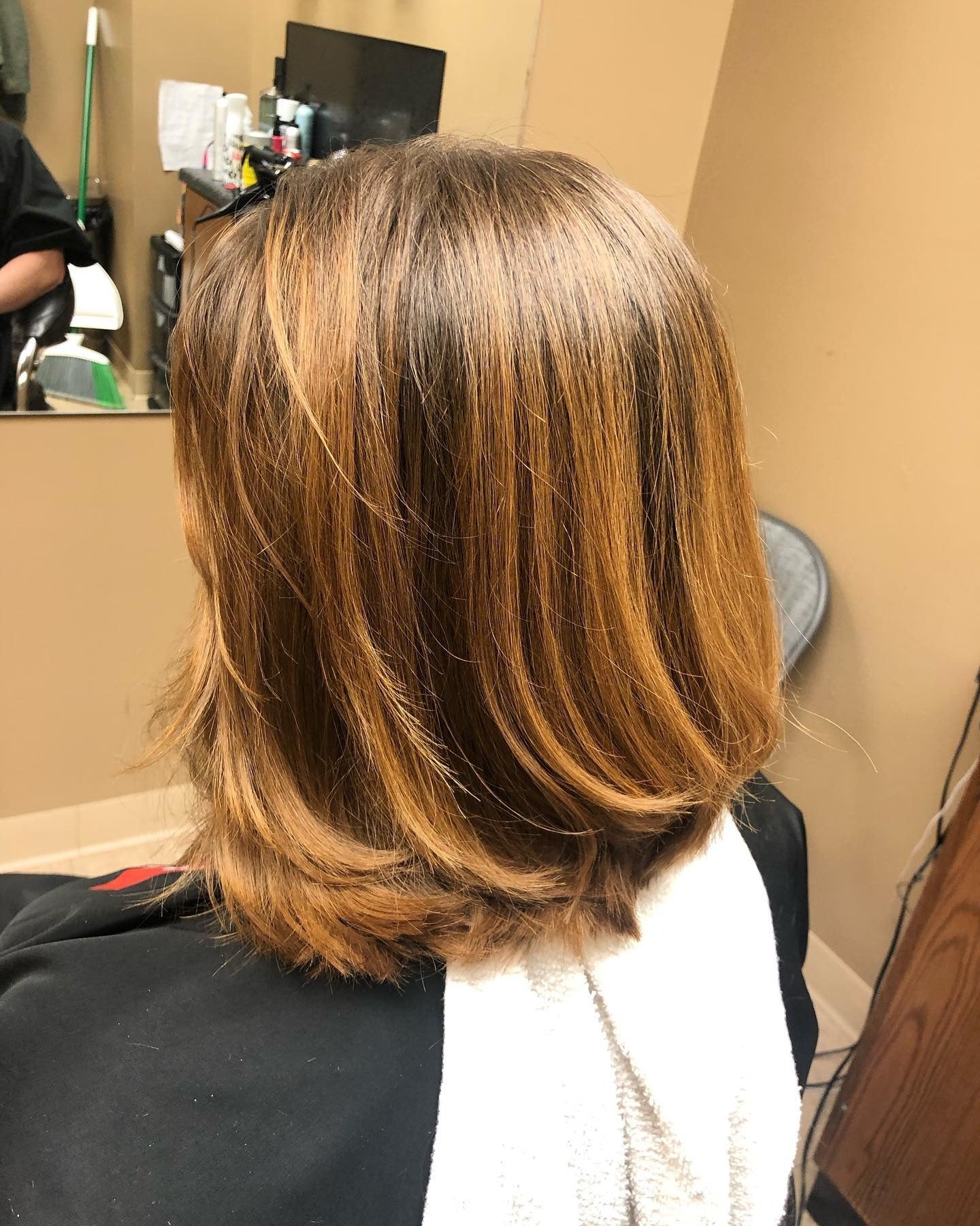 6. Bronze Balayage Bob mit Sleek Flow (langer geschichteter Bob)
