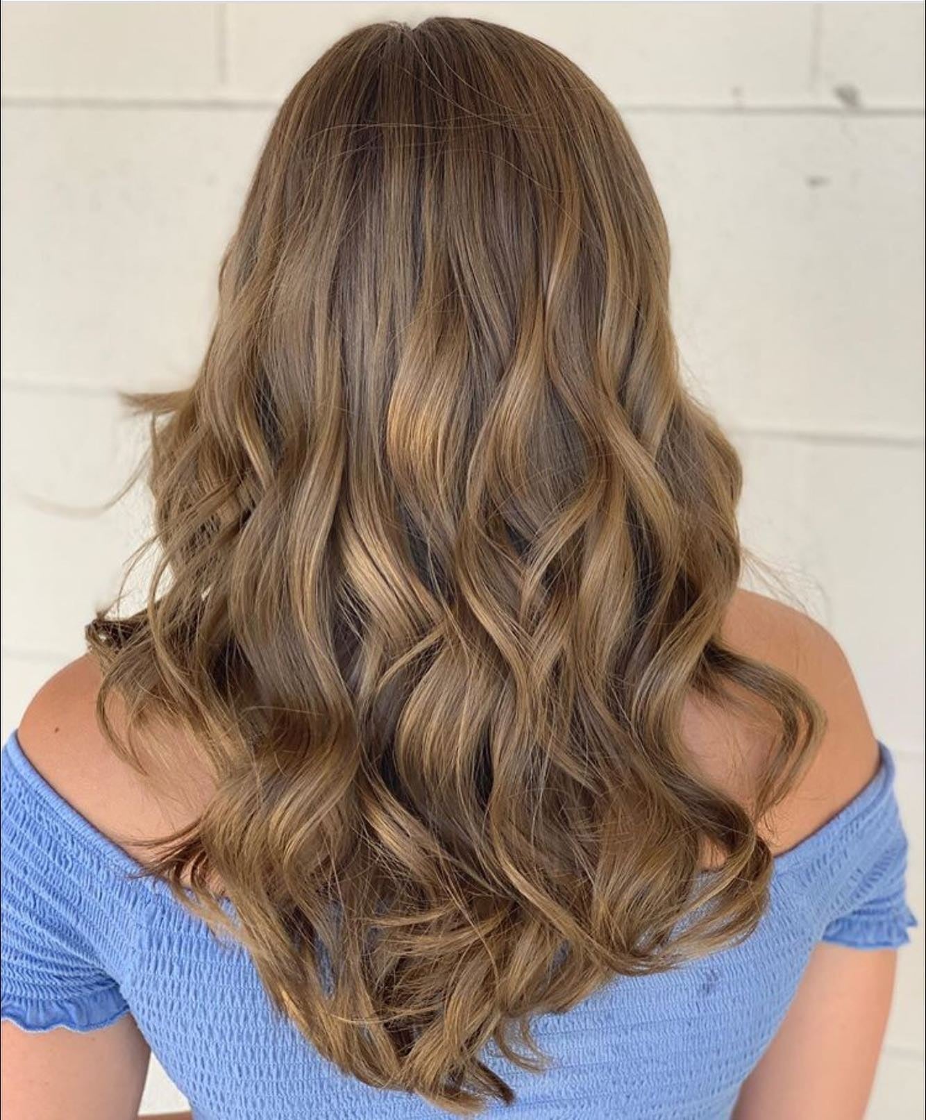 6. Bronzierte weiche Locken mit Dimension (hellbraune Haarfarbe)