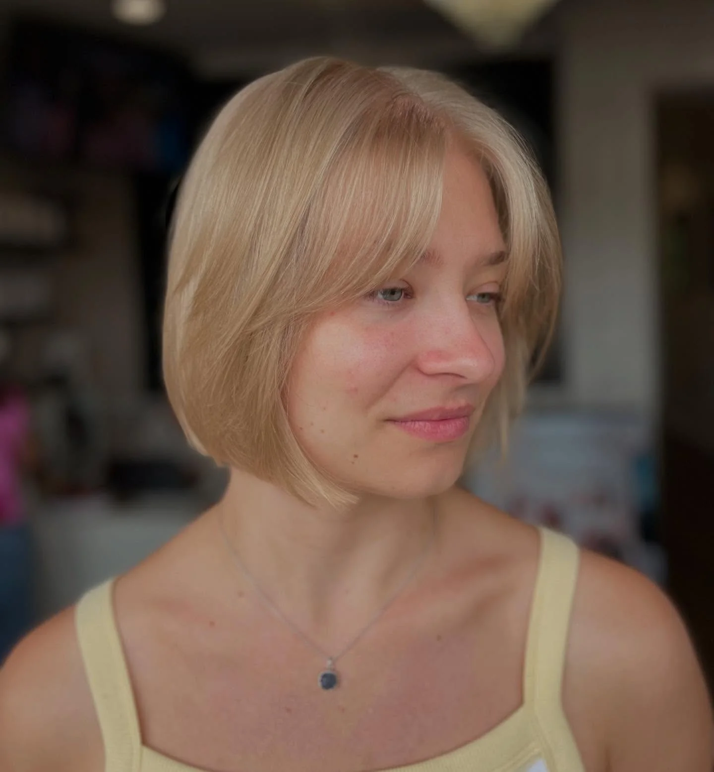 6. Butterblonder Bob mit Curtain Bangs (Blunt Cut Bob)