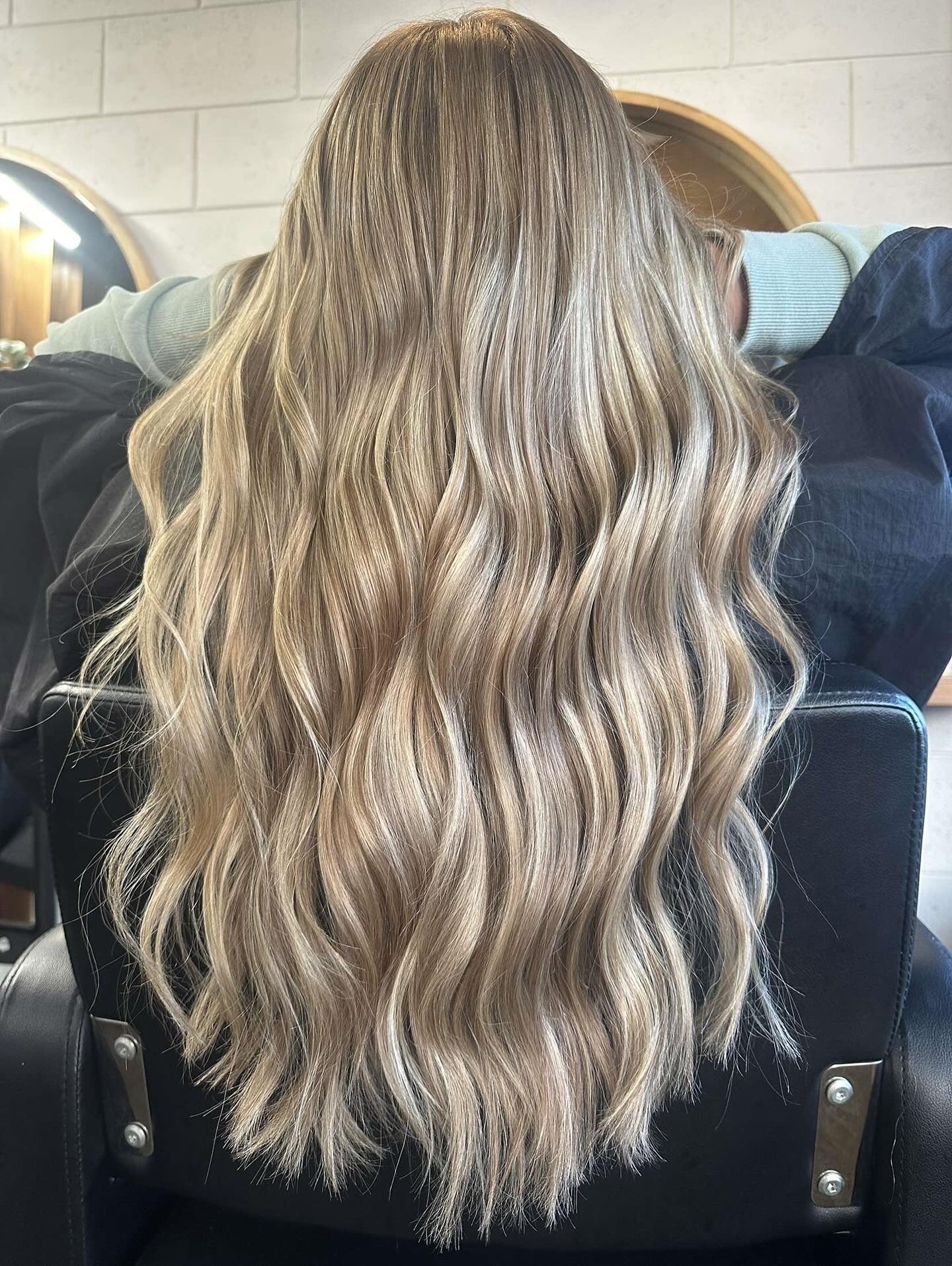 6. Buttery Blonde mit Wurzelschatten und losen Wellen (lange blonde Haare)