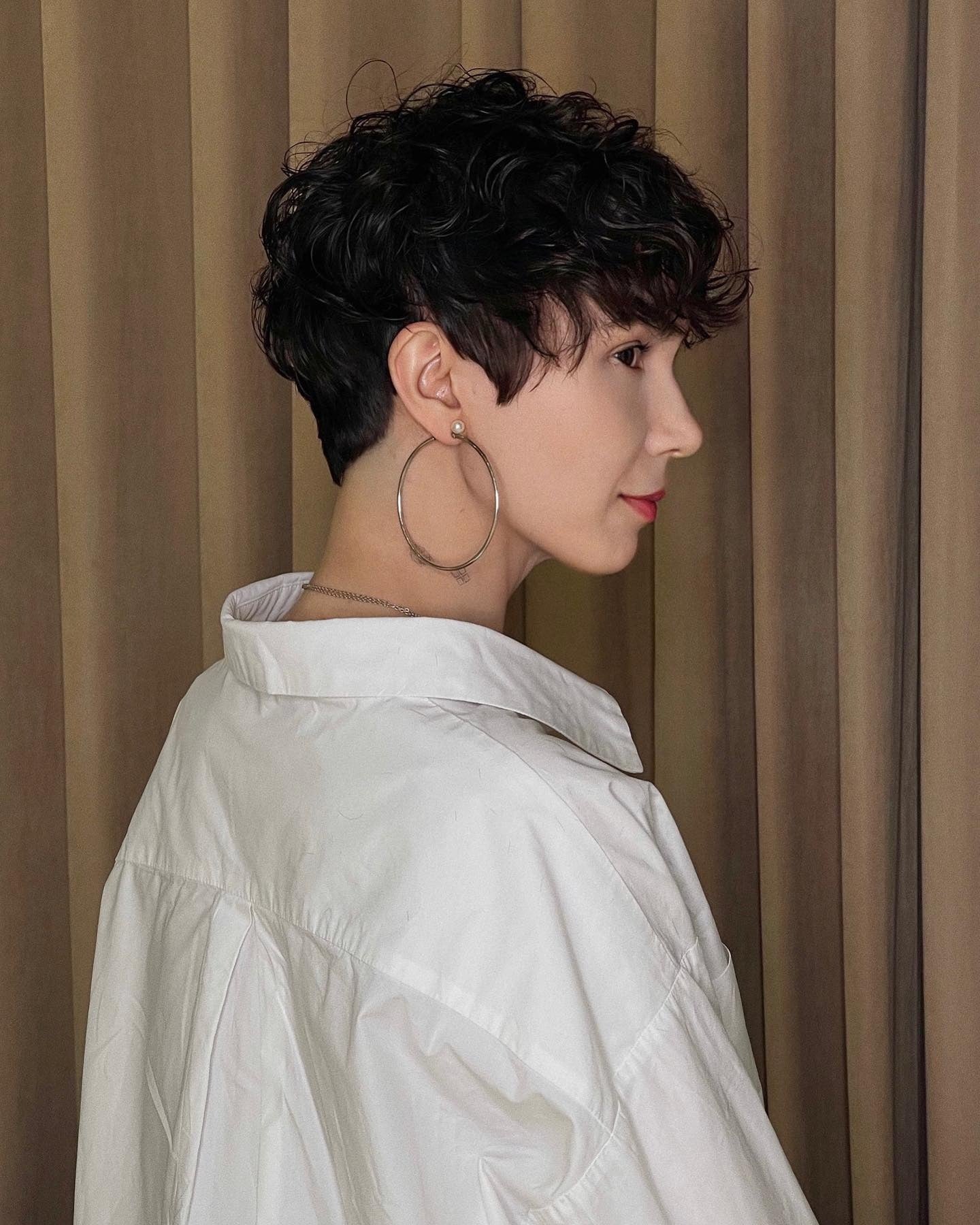 6. Schicker schwarzer lockiger Pixie-Bob (lockige Pixie-Frisuren)