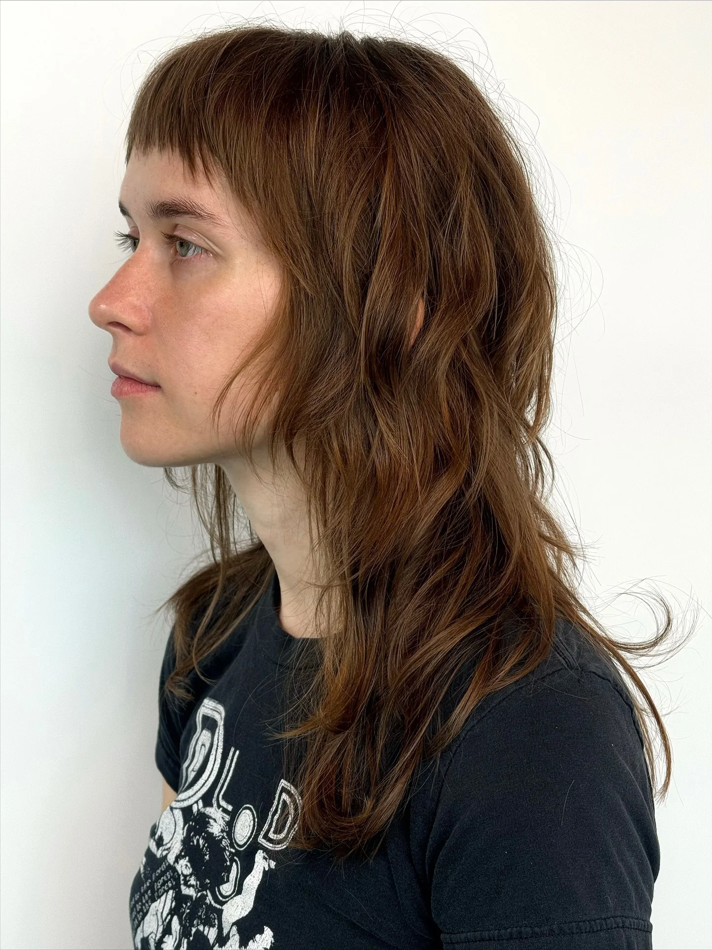 6. Klassischer brauner Shag mit kurzem Pony (mittellange zottelige Haarschnitte)