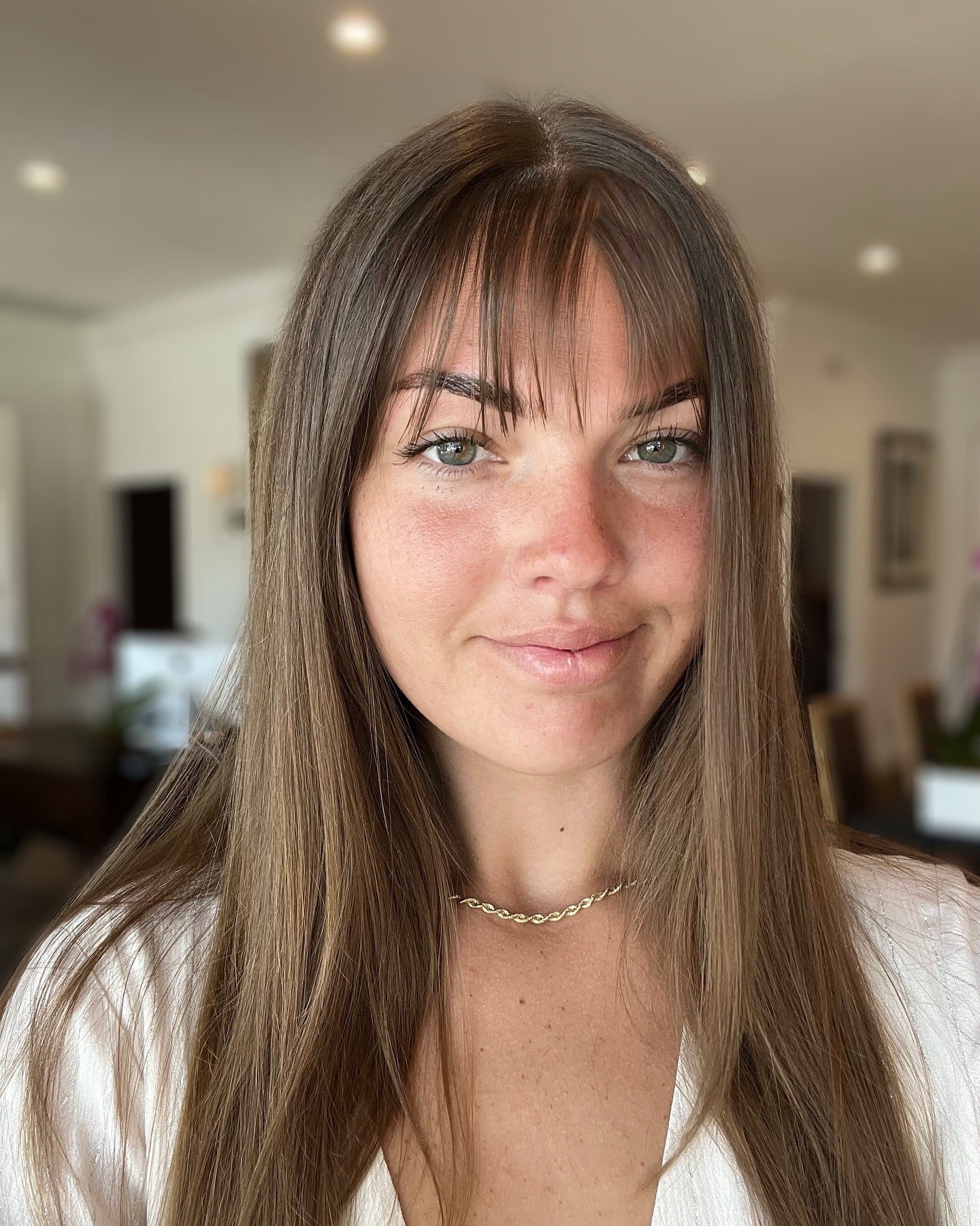 6. Kakaobraune glatte Schichten mit transparentem Pony (Wispy Bangs-Frisuren)