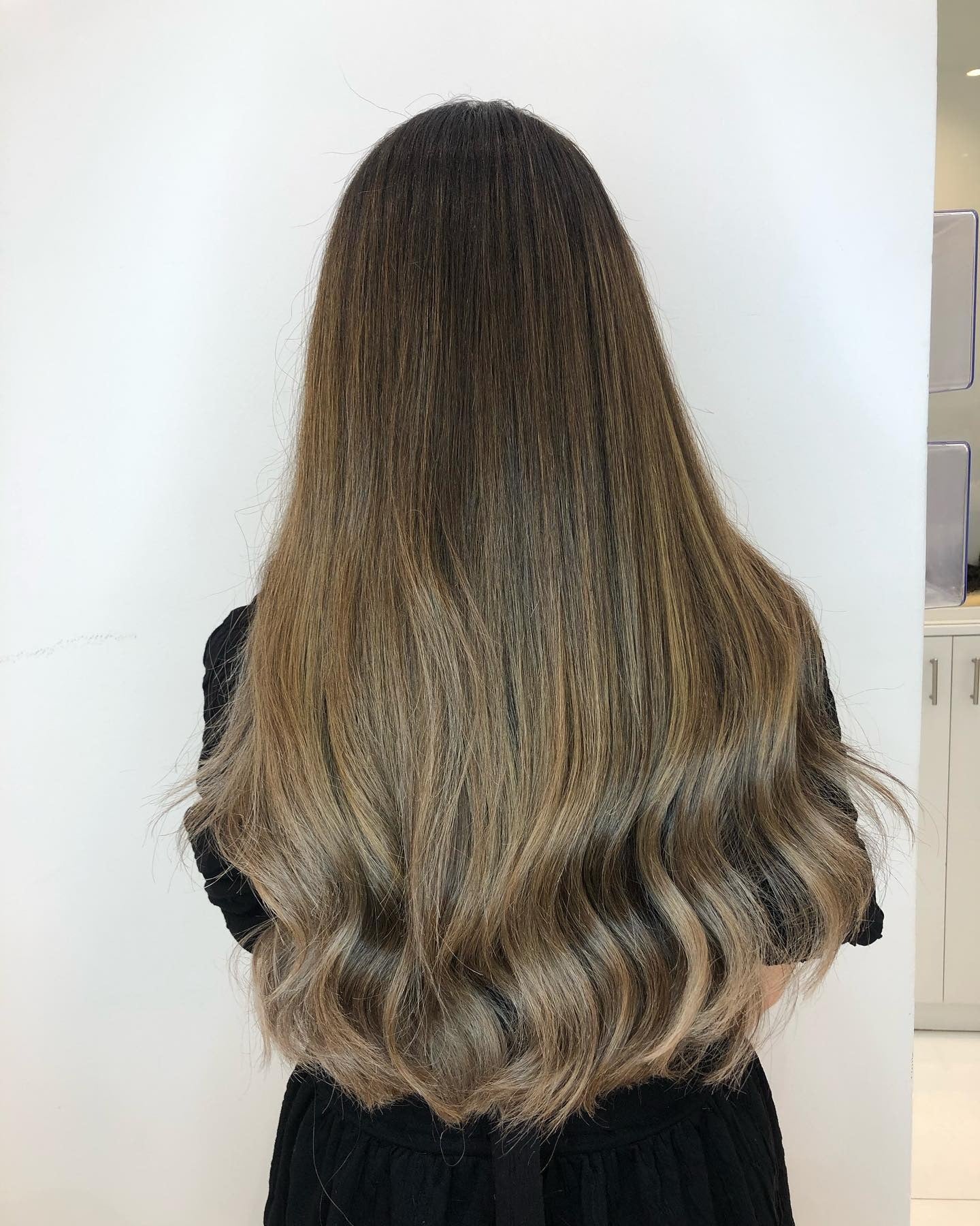 6. Kühltöntem Honigbraun mit weichen Wellen (honigbraune Haarfarbe)