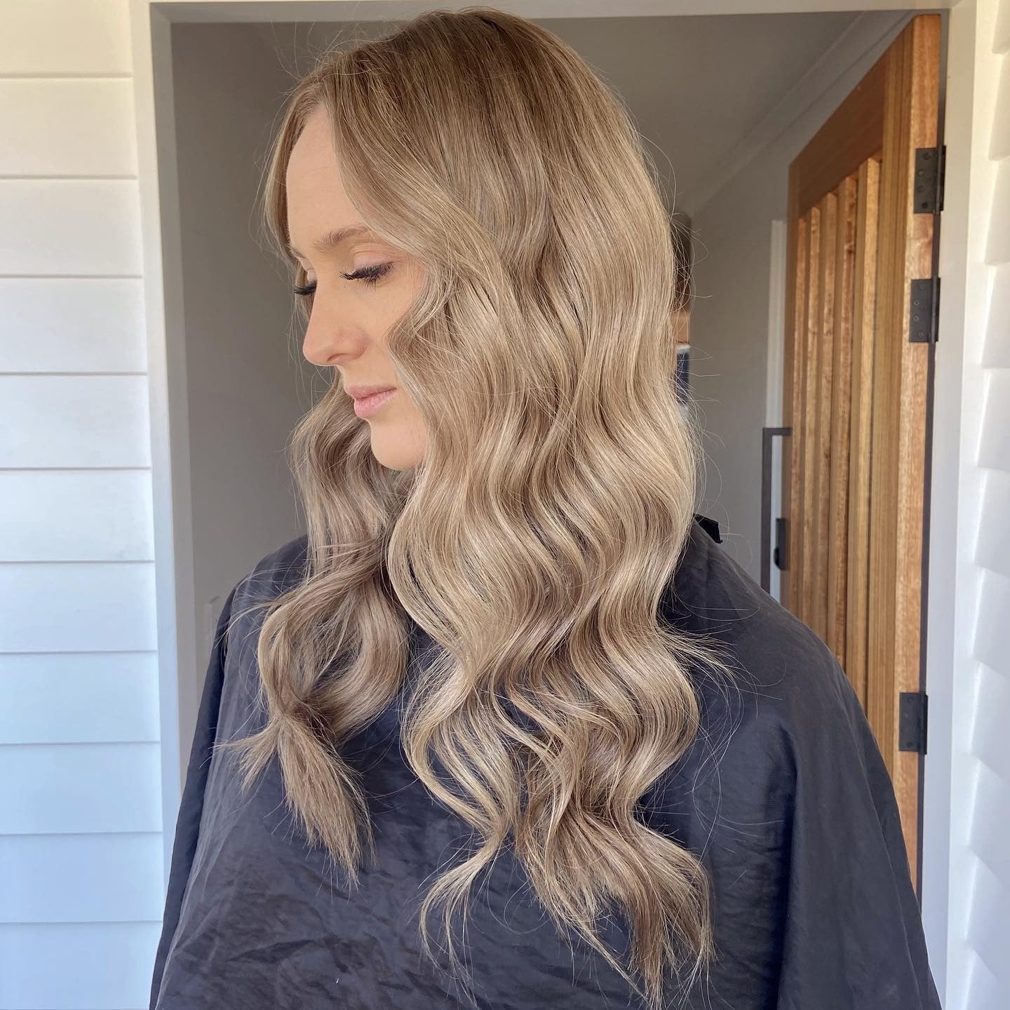 6. Kühle aschbraune Wellen mit weichem Kontrast (helle aschbraune Haarfarbe)