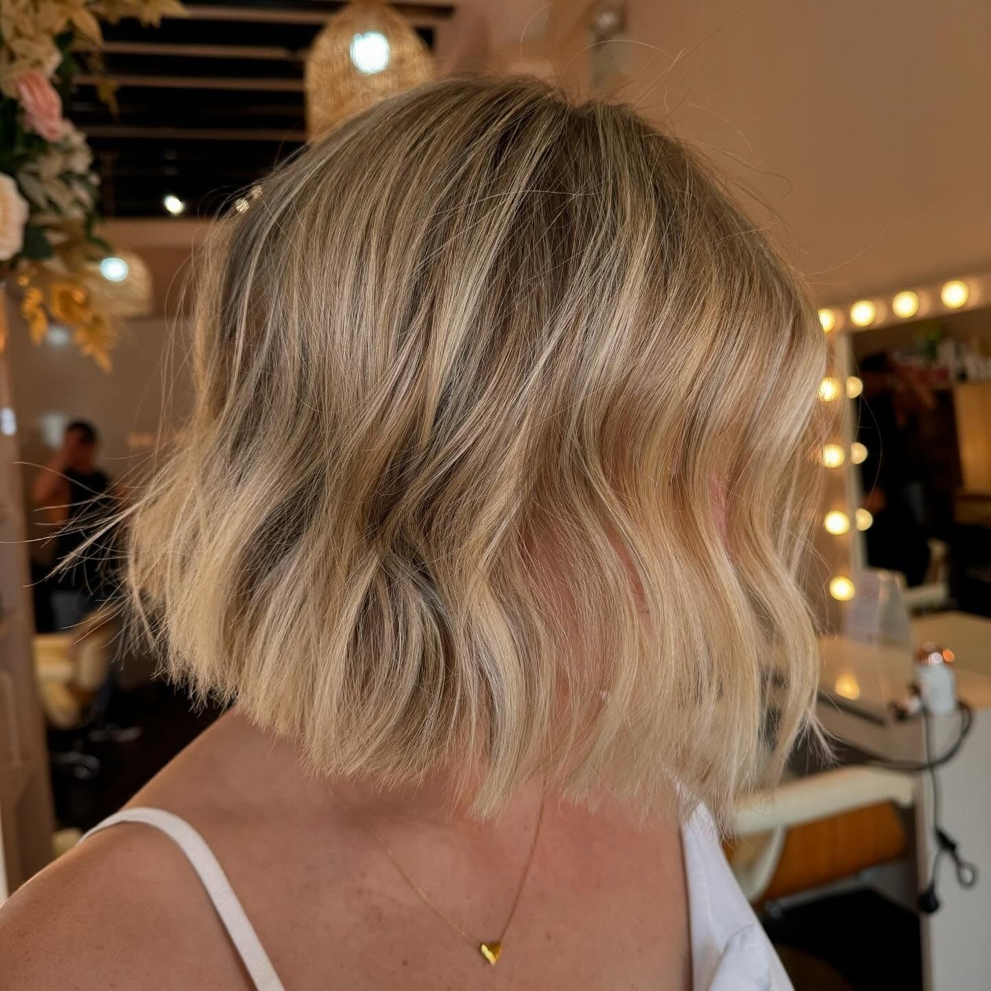 6. Cremiger blonder abgehackter Bob (abgehackte Bob-Frisuren)