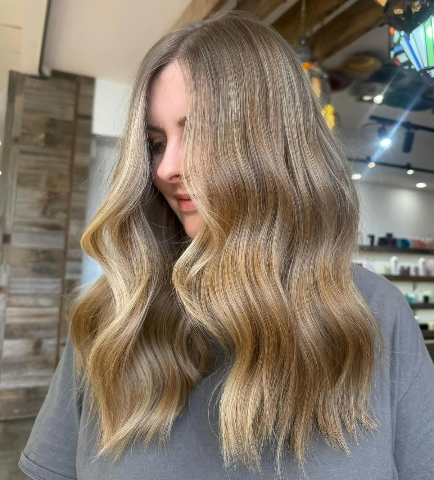 6. Cremiges Honigblond mit definiertem Wellenmuster (Honighaarfarbe)