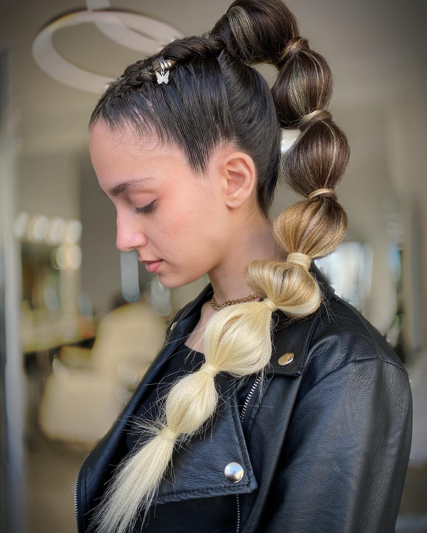 6. Kreativer zweifarbiger Blasenponytail mit geflochtenem Detail (Bubble Ponytail)