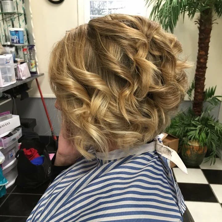 6. Gelockter goldblonder gestapelter Bob (gestapeltes Bob-Haar)