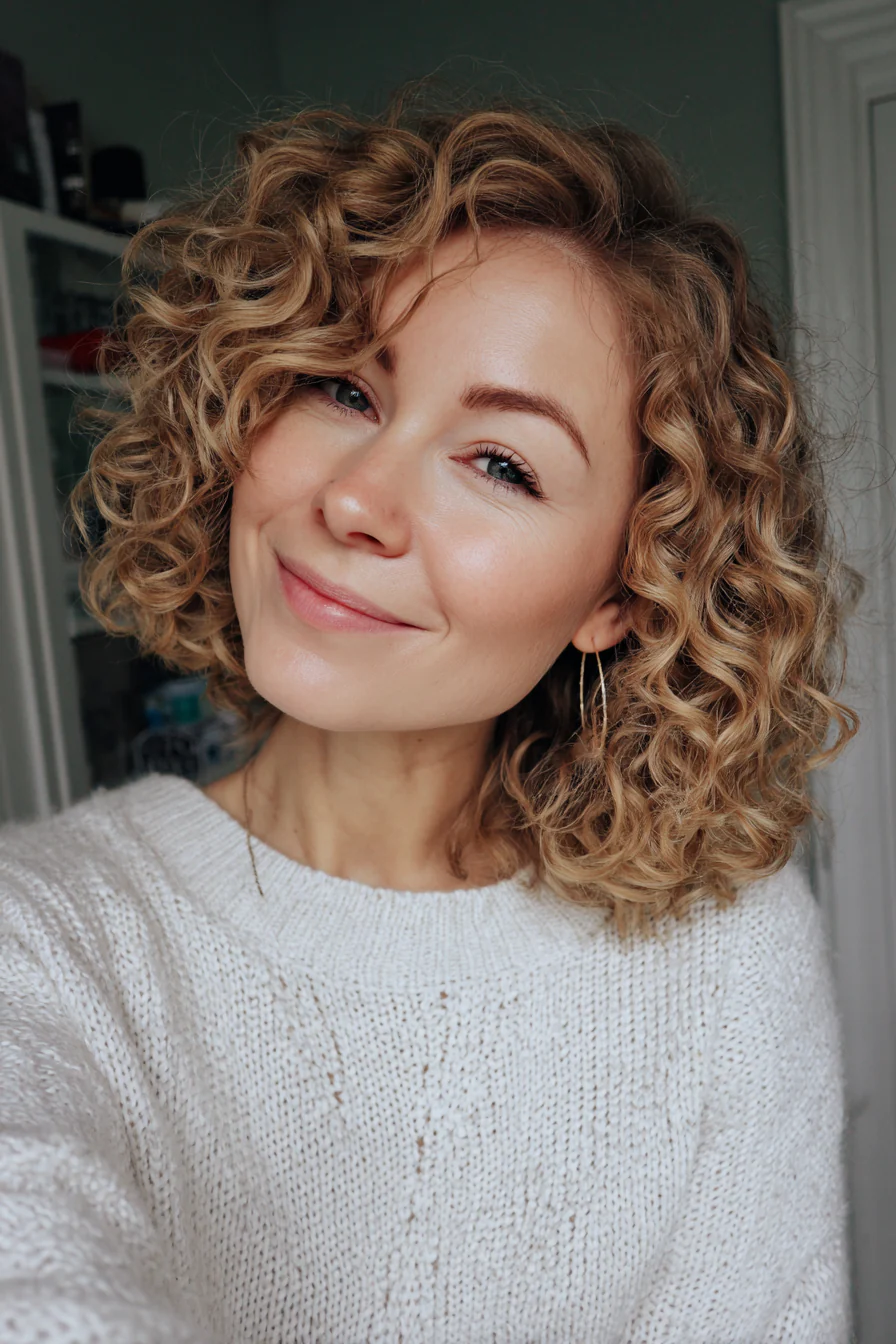 6. Lockiger, abgewinkelter Bob (Honigblond) (Kurze gewellte Frisuren für Frauen über 40) – Kurze gewellte Frisuren für Frauen über 40