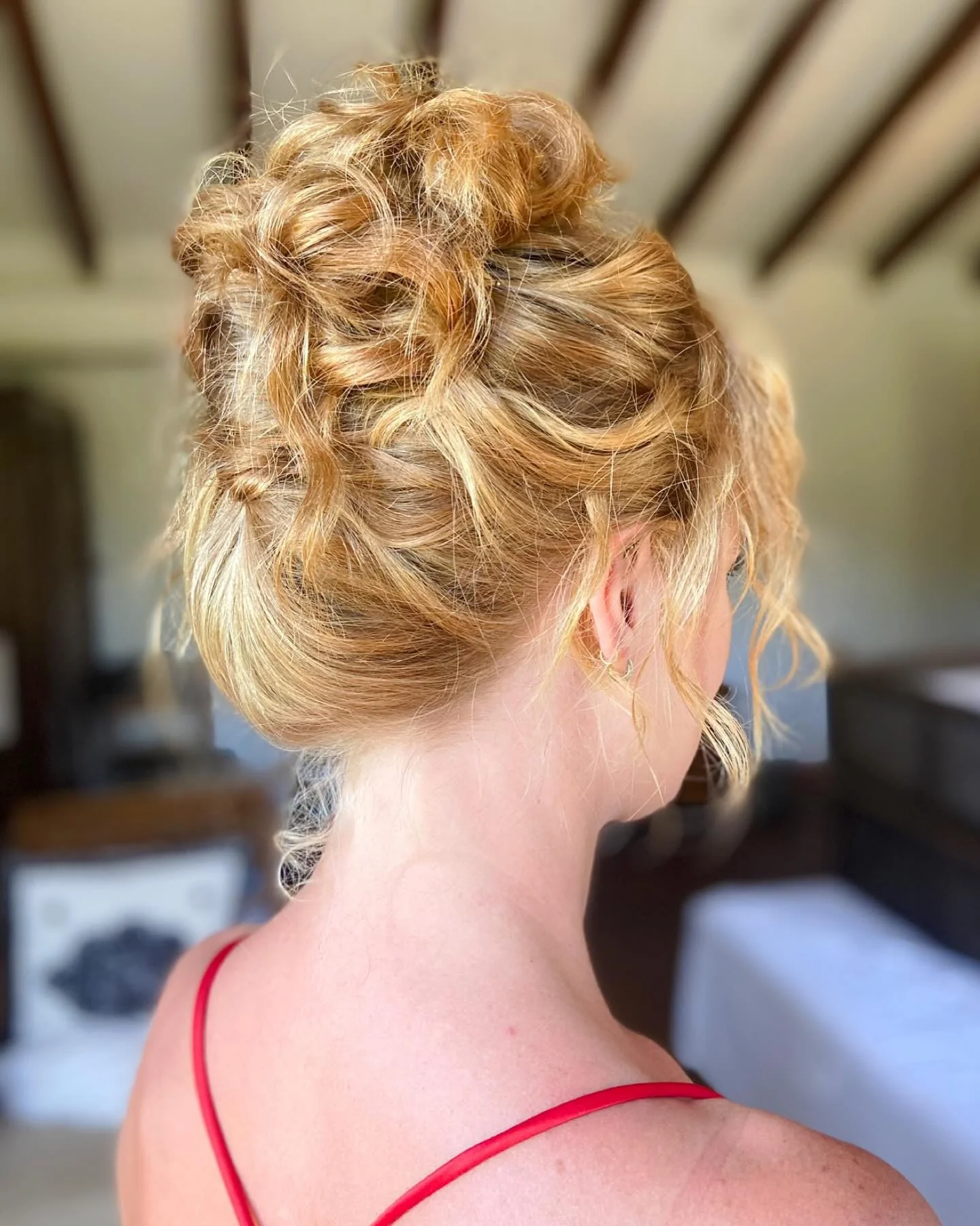 6. Lockiges Kupferbrötchen (Messy Bun-Frisuren)