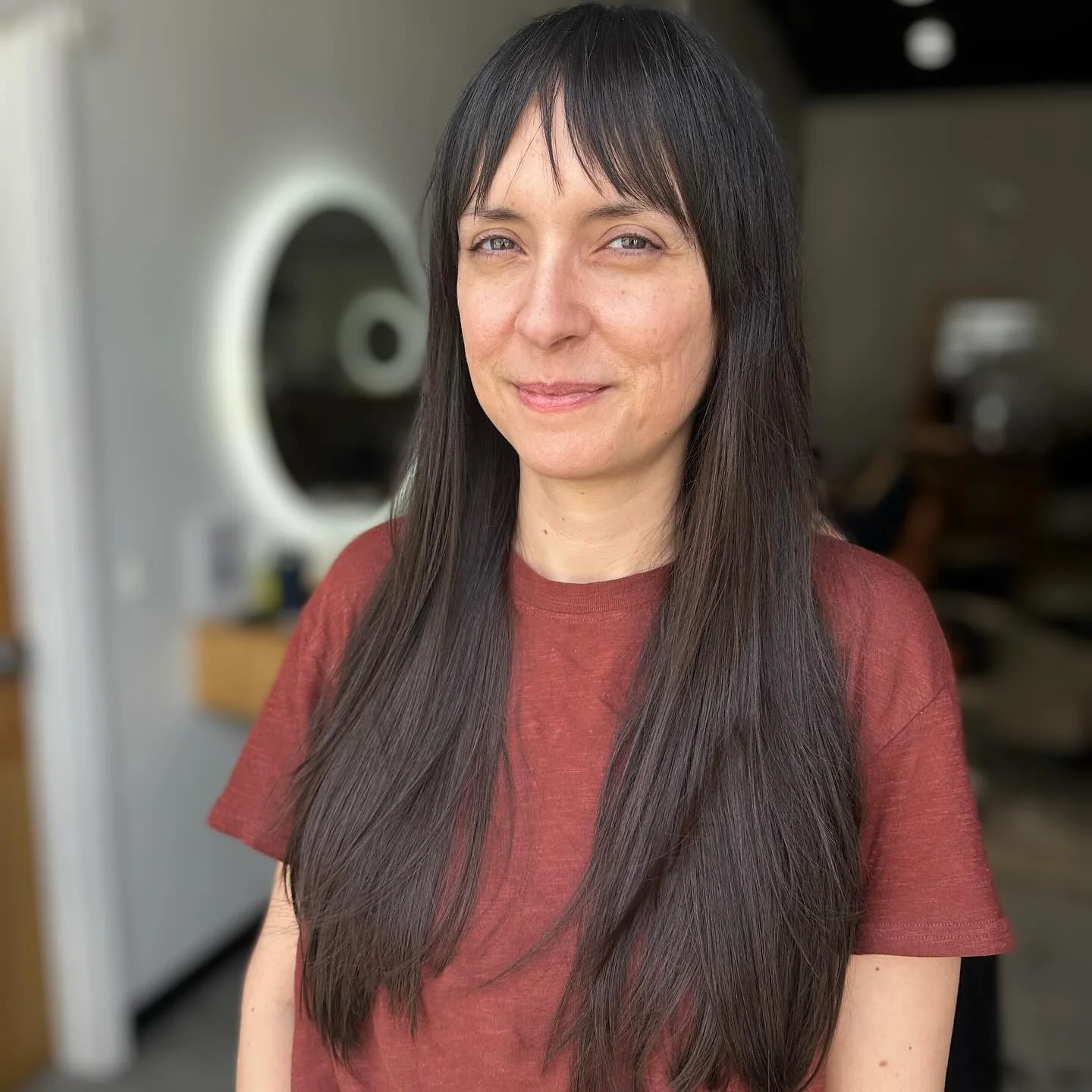 6. Gerader Schnitt in dunkler Schokolade mit hellem Pony (gerade Frisuren)