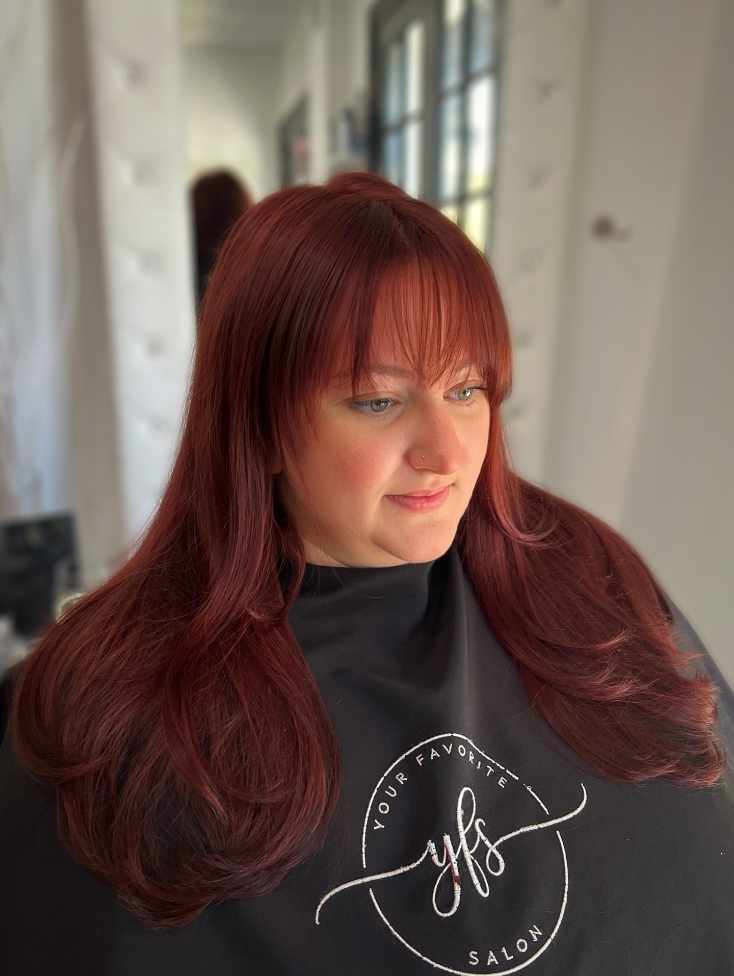 6. Tiefe Mahagoni-Schichten mit feinem Pony (gestuftes Haar mit feinem Pony)