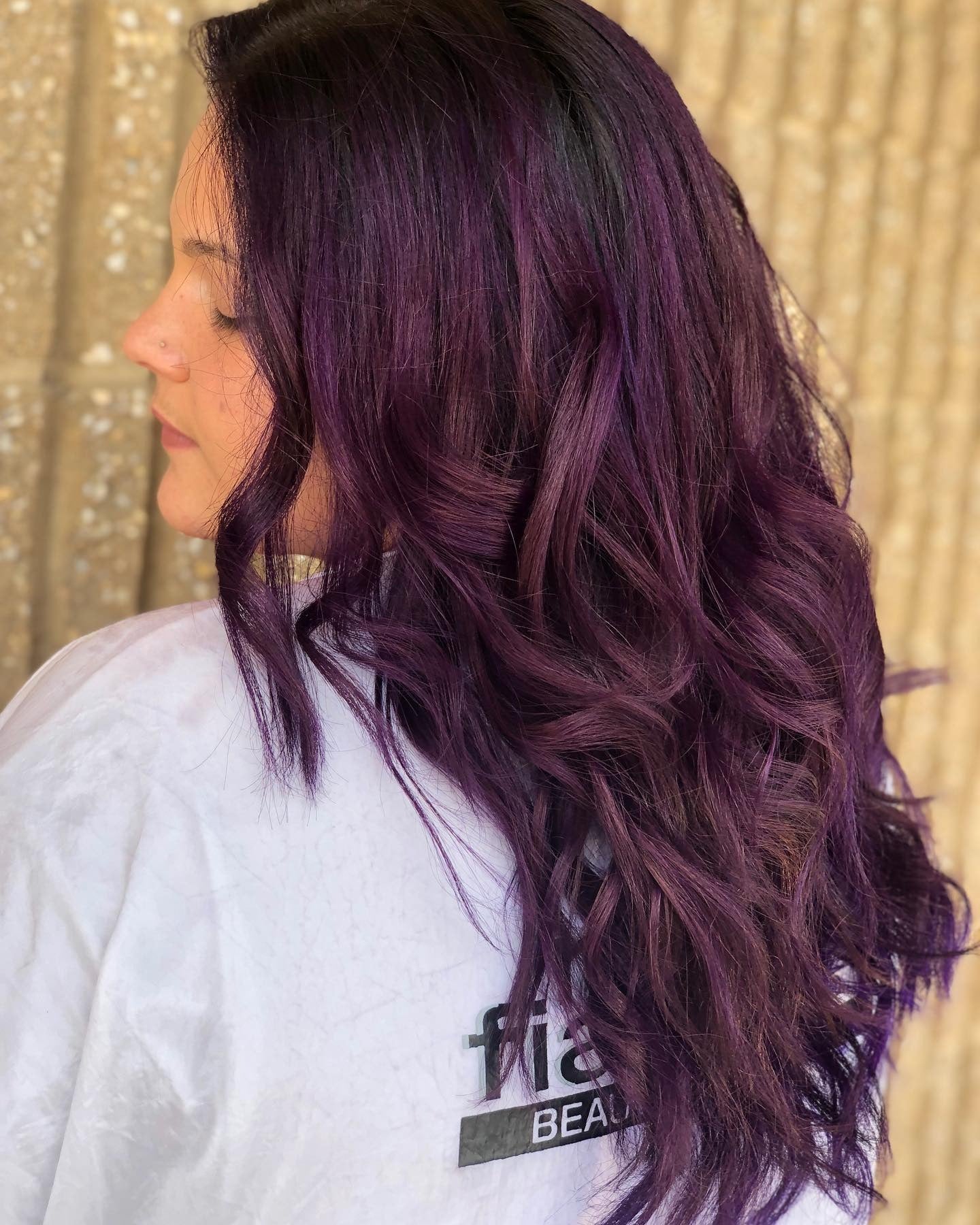 6. Tiefe Pflaumenwellen auf einem klassischen Schnitt (Pflaumenhaarfarbe)