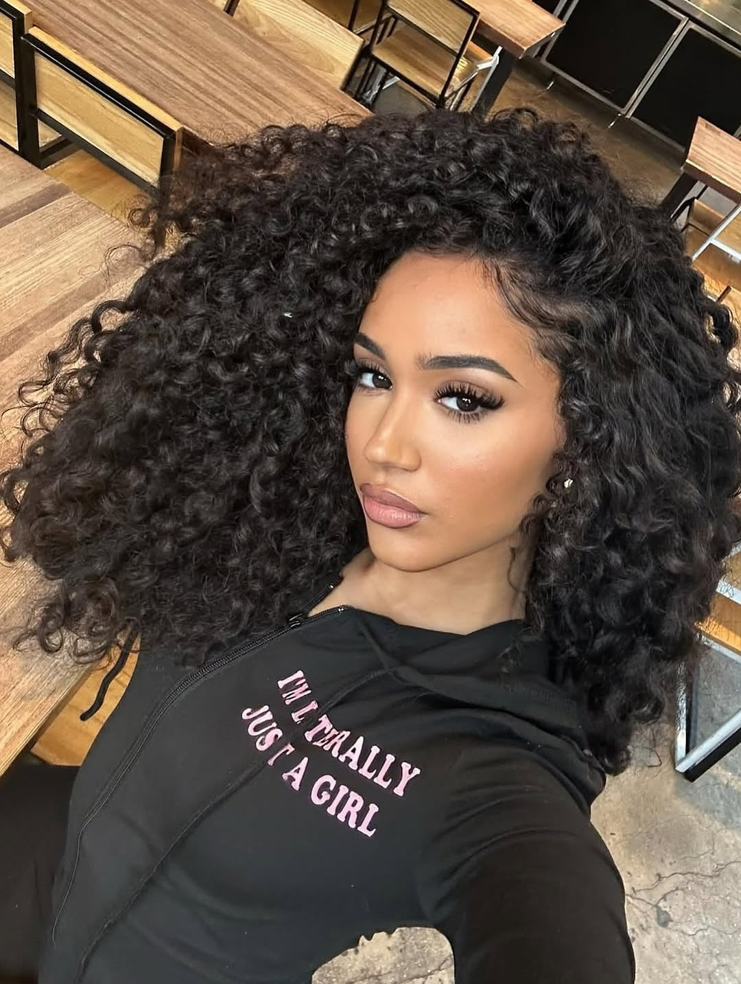 6. Tiefe voluminöse Locken (geschichtete lockige Frisuren)