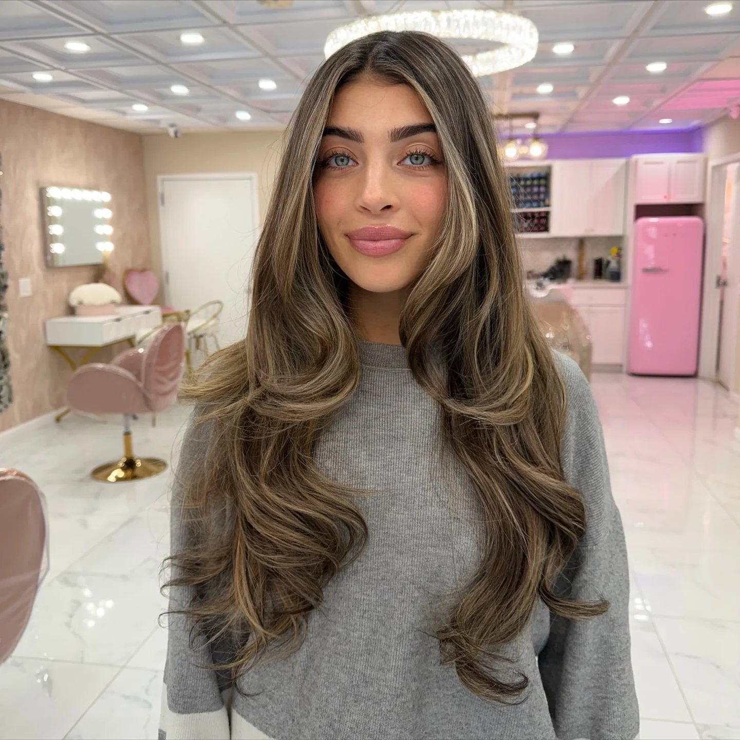 6. Dimensionale Asche-Brünette-Schichten mit voluminösem Finish (lange Stufenfrisuren)