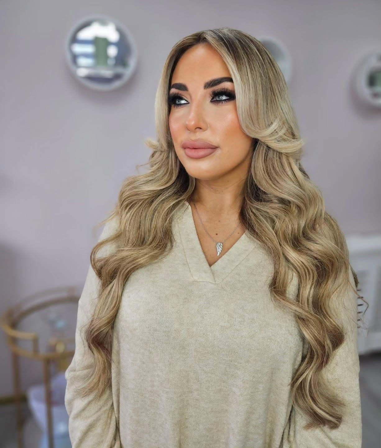 6. Dimensional Blonde Hollywood -Wellen (Geburtstagsfrisuren)