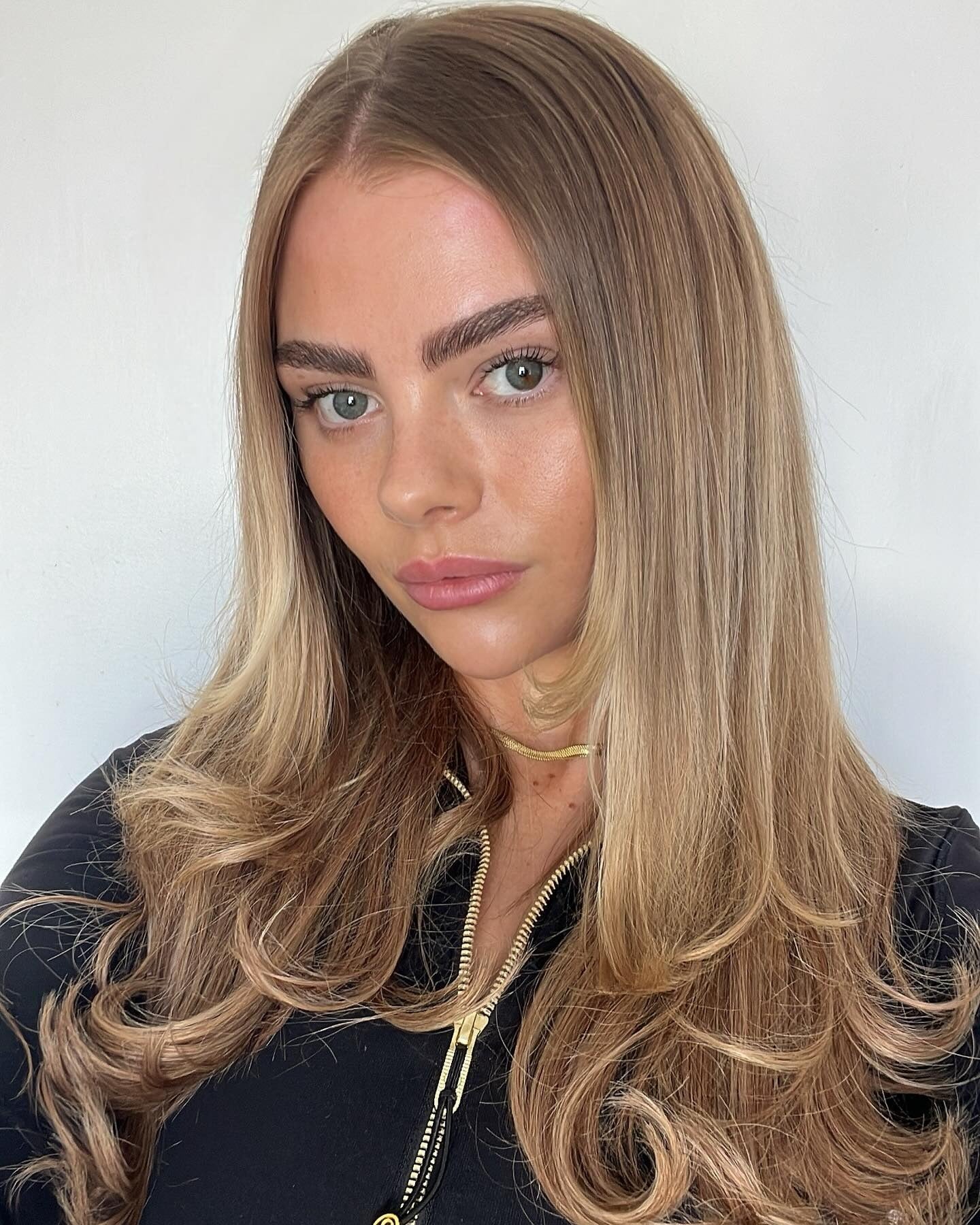 6. Dimensional Blonde Wispy Layers mit glattem Finish (lange wispige Haarschnitte)