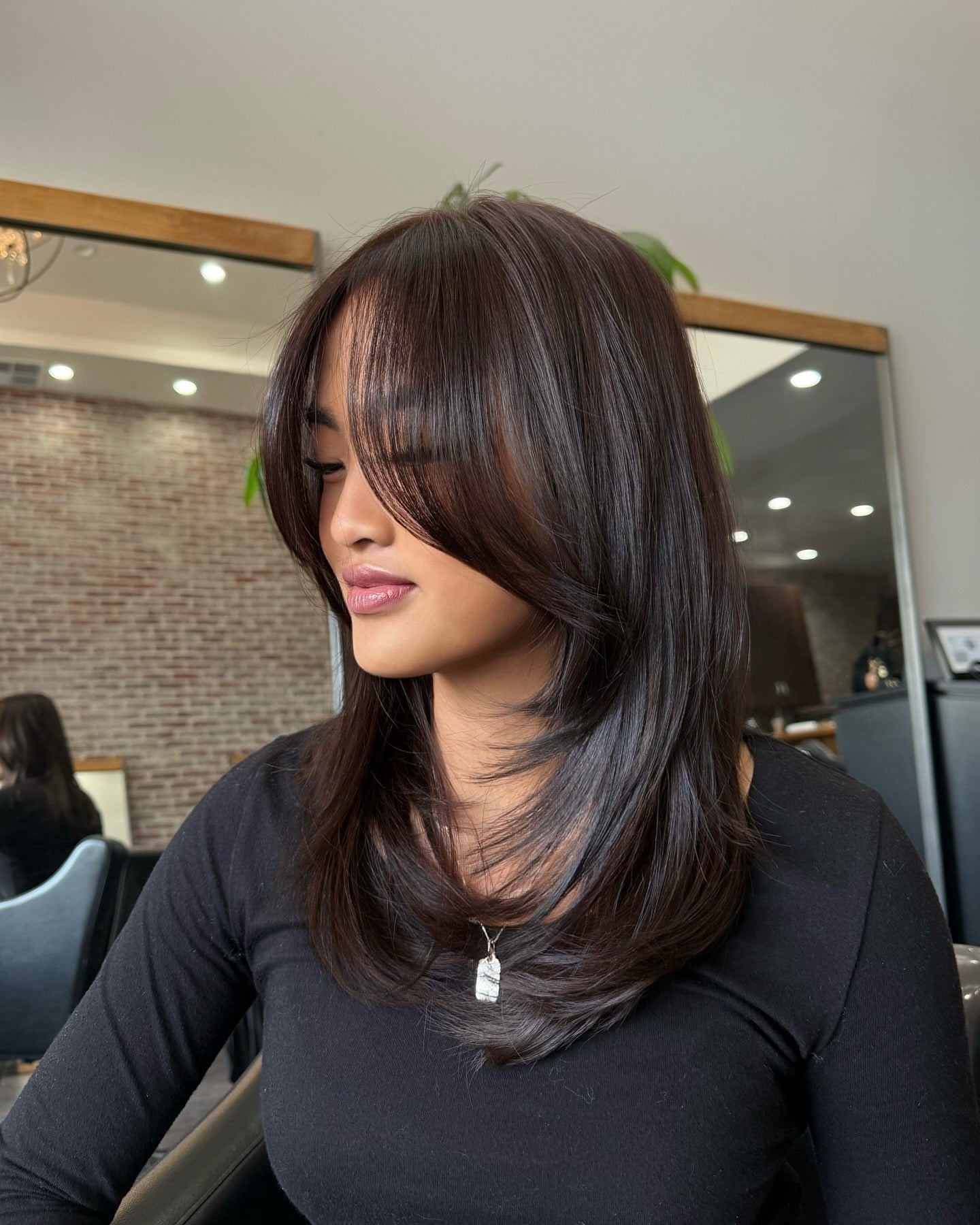 6. Dimensionale Brünette mit weichen Gesichtsschichten (mittellange geschichtete Haarschnitte)