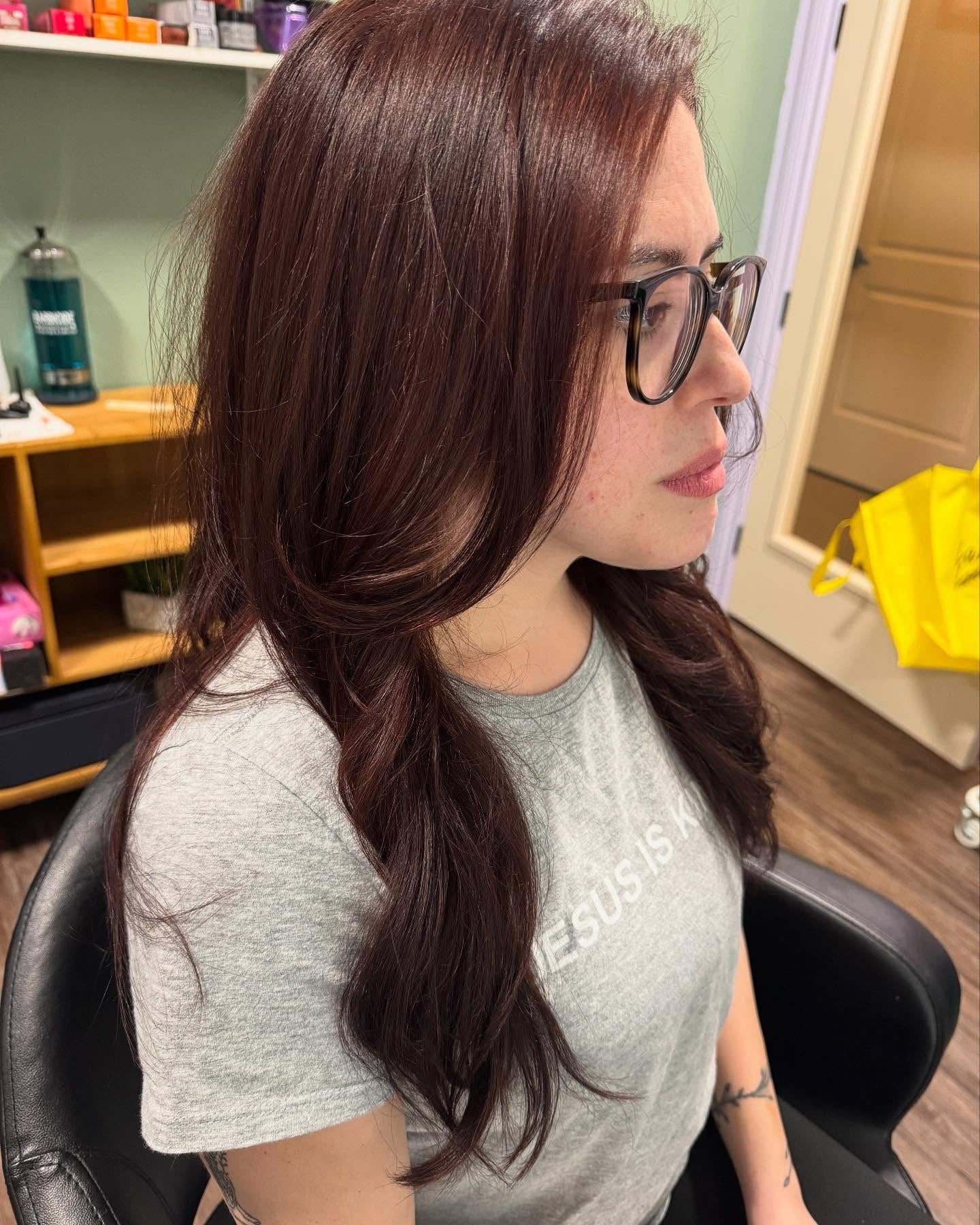 6. Dimensionale lange Schichten mit weichen Wellen in rotbraunem Auburn (rotbraune Haarfarbe)