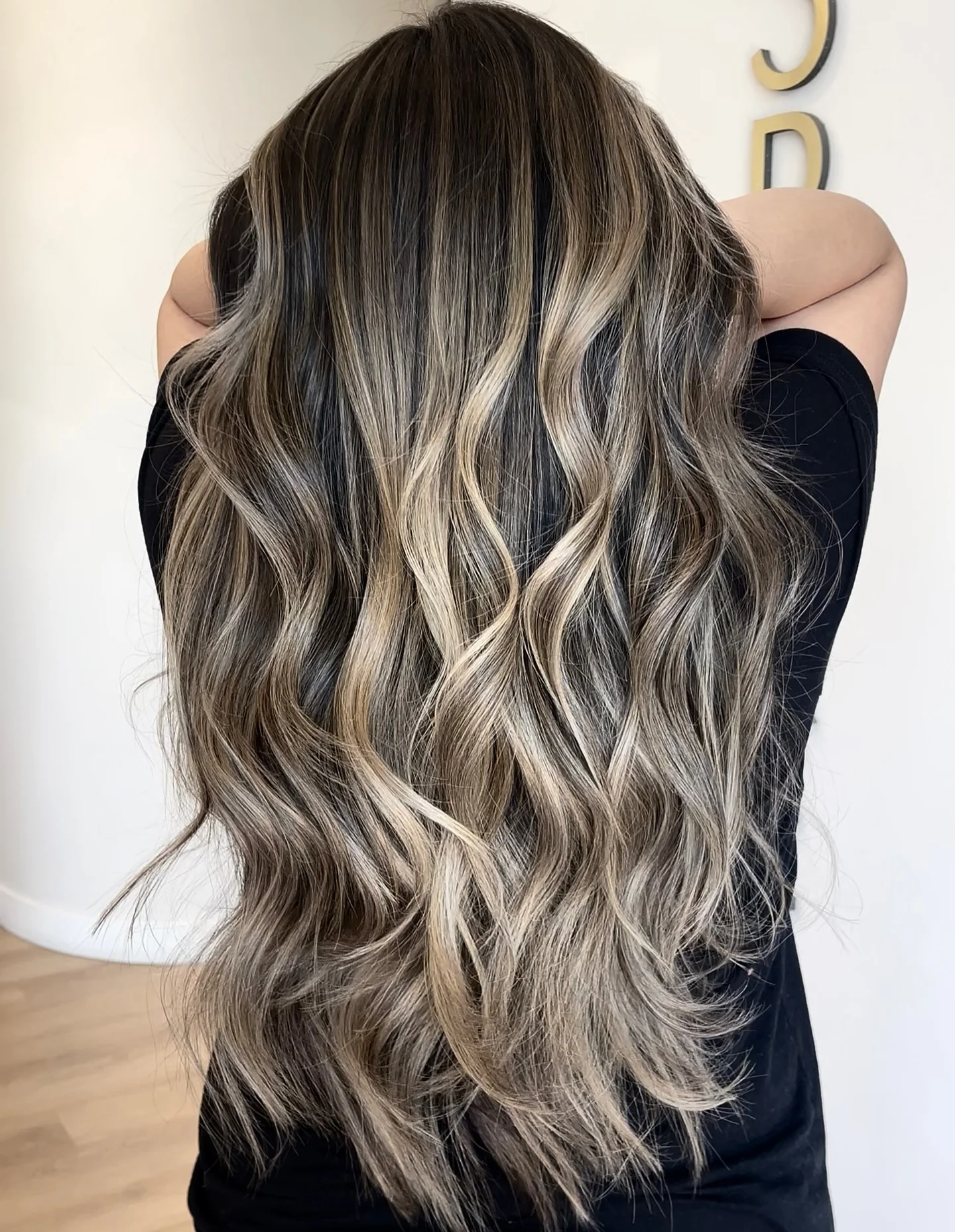 6. Dimensionales Pilzbraun mit strukturierten Wellen (braunes Haar mit Highlights)