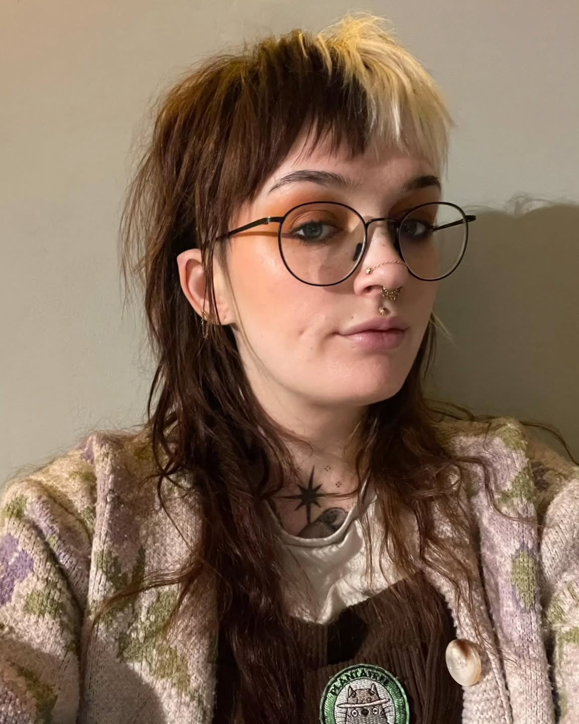 6. Dual-Tone Brunette Mullet mit Platin-Pony (zotteliger Mullet-Haarschnitt)