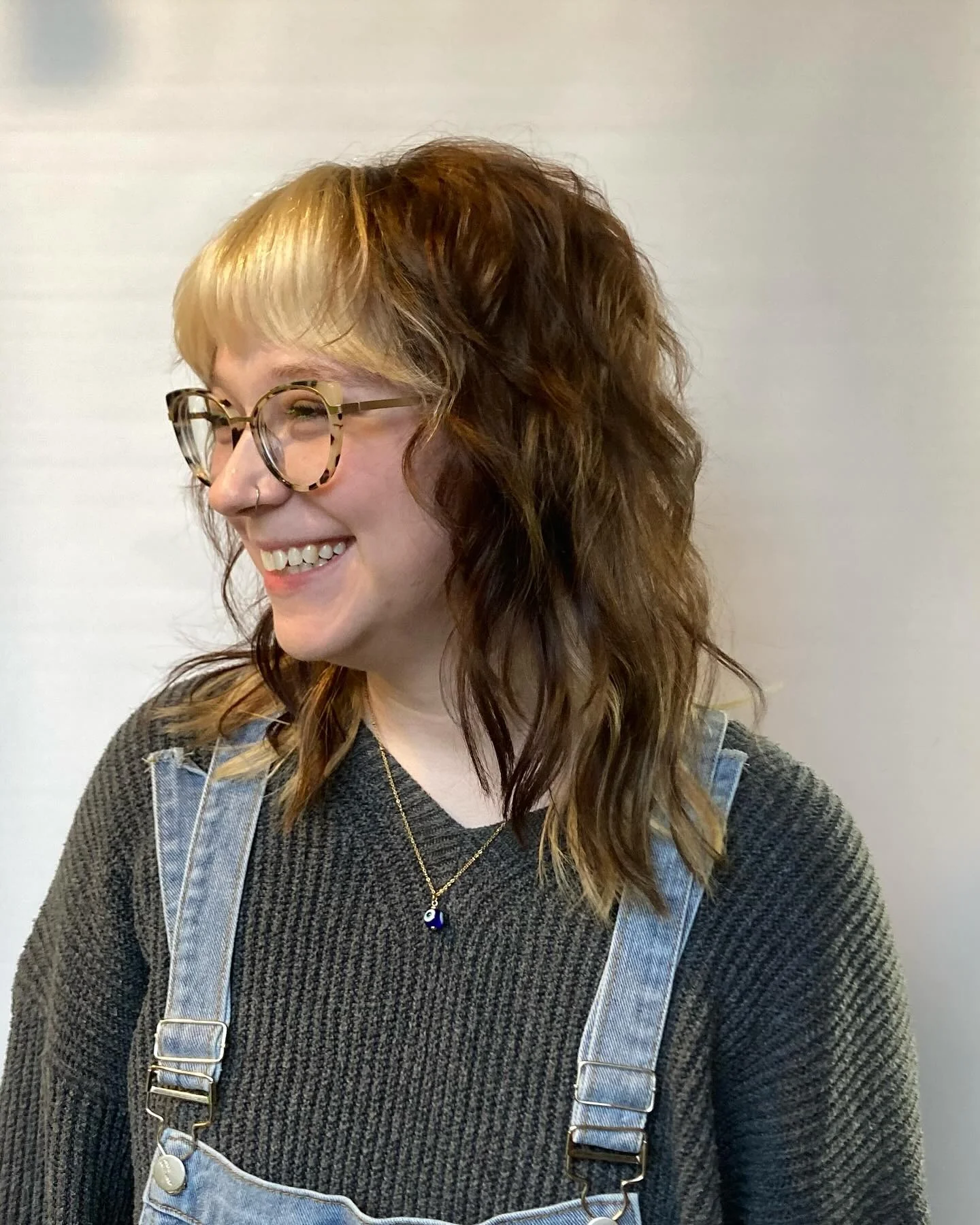 6. Zweifarbiger Shag mit warmen brünetten und blonden Fransen (zottelige Haarschnitte)